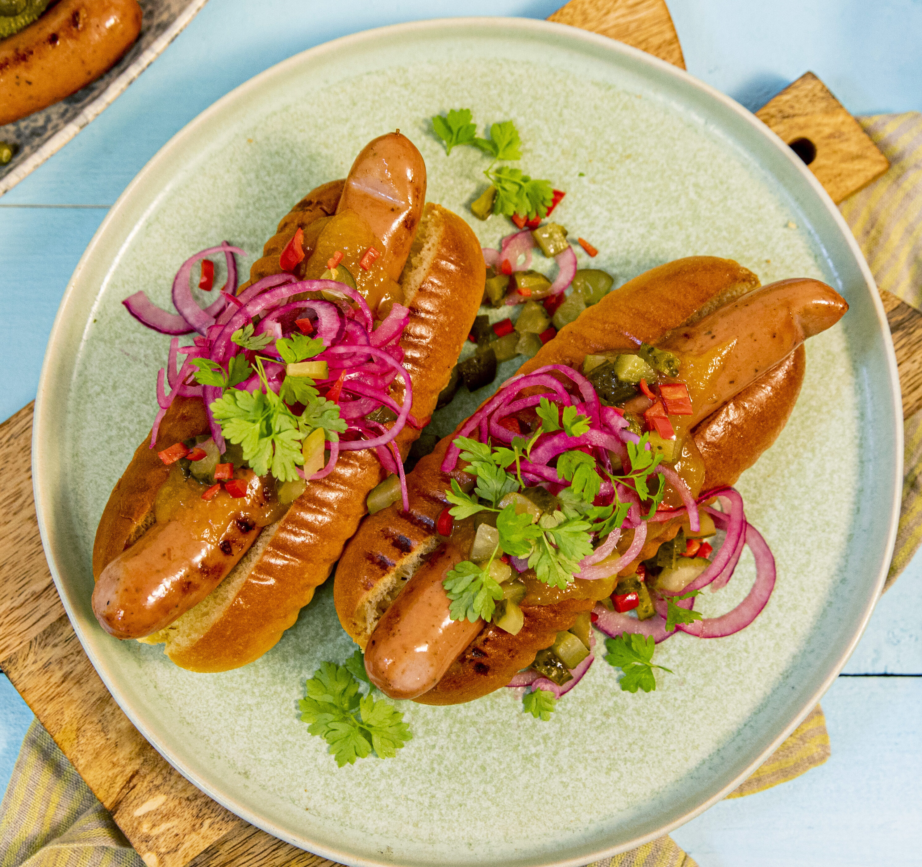 Bratwurst med mangoketchup og syltet lok