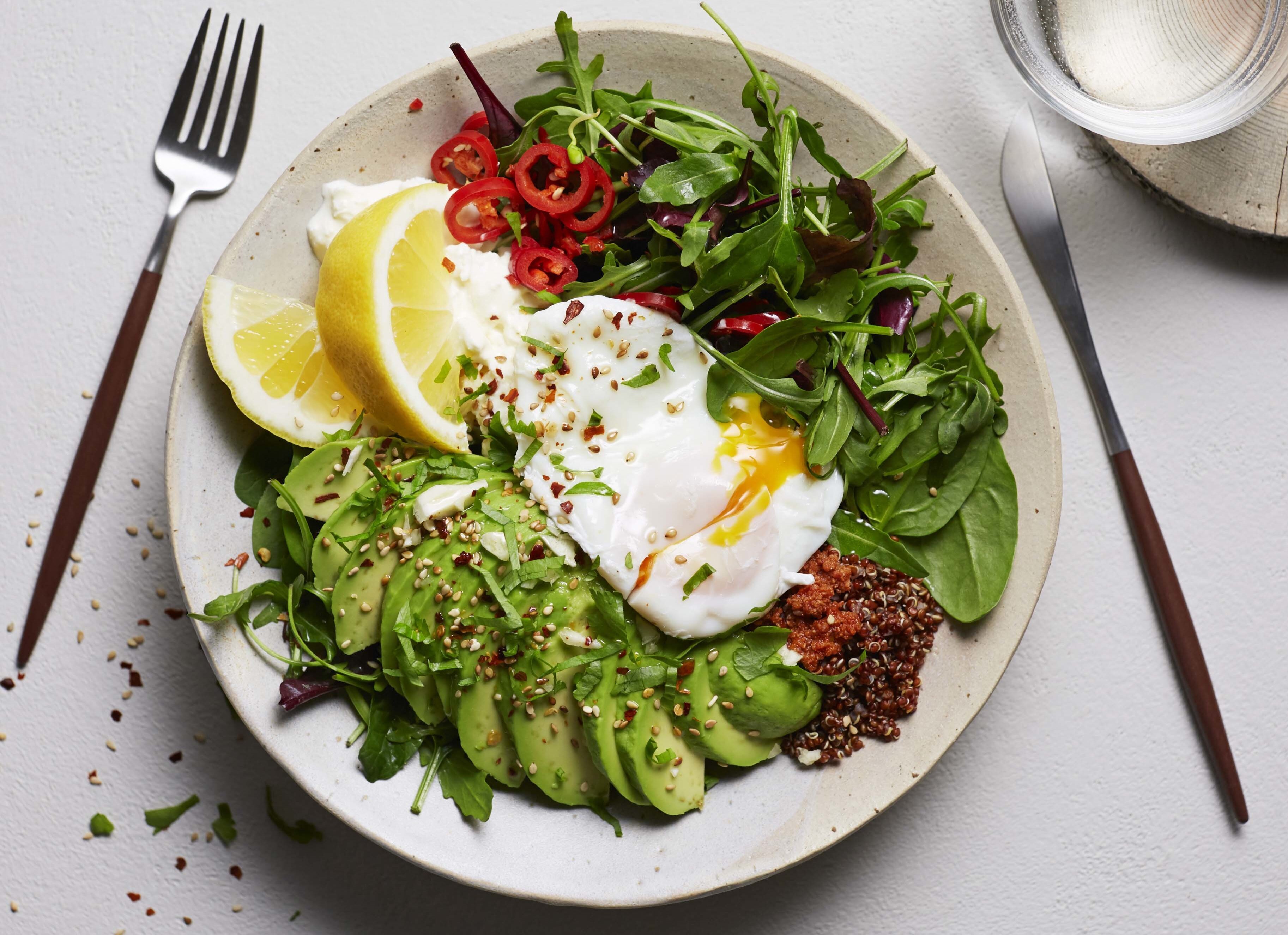 Eggowl med avokado og salat