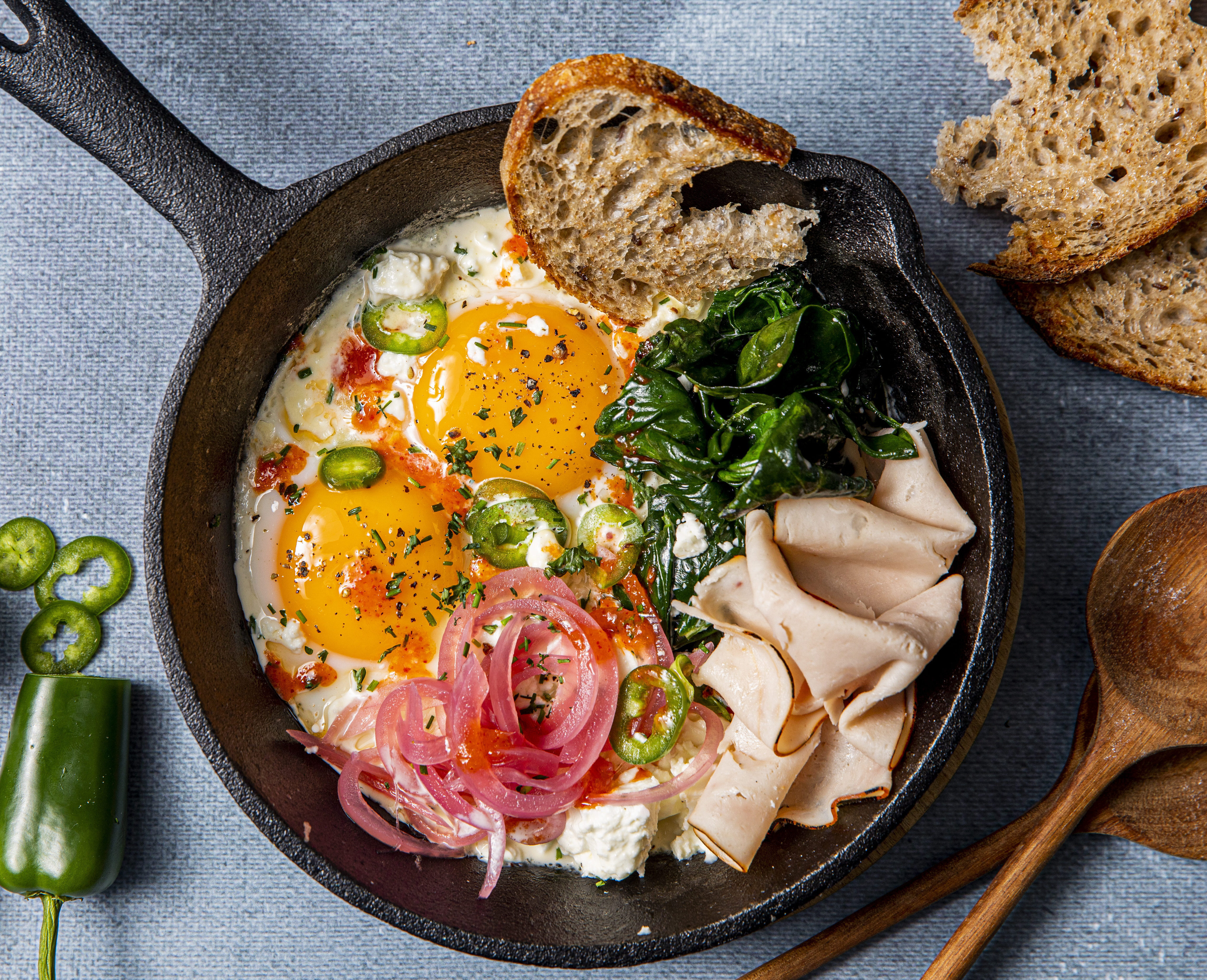 Eggepanne med kalkunskiver, spinat, feta og løk