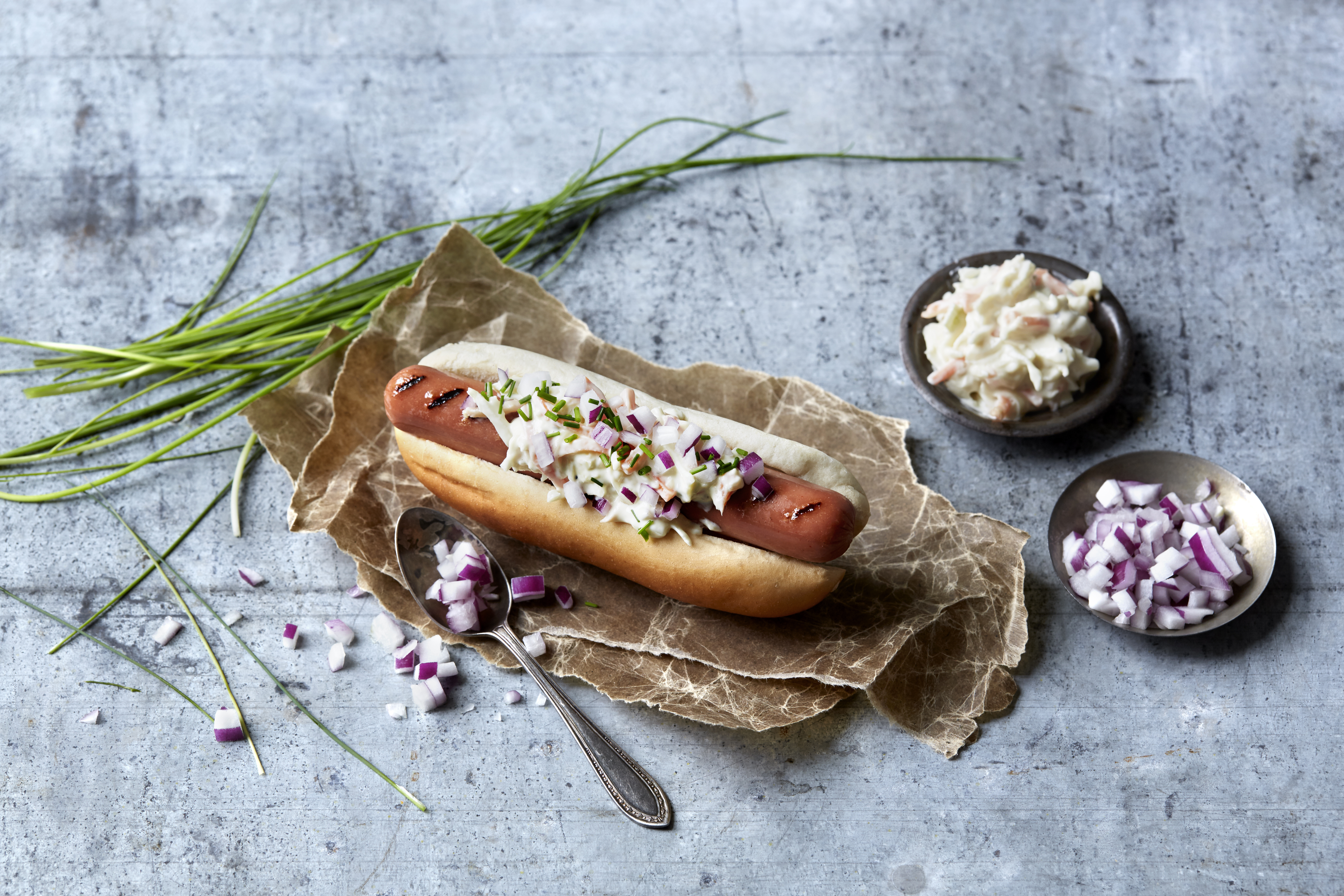 Grillpolse med chili, gresslok og coleslaw