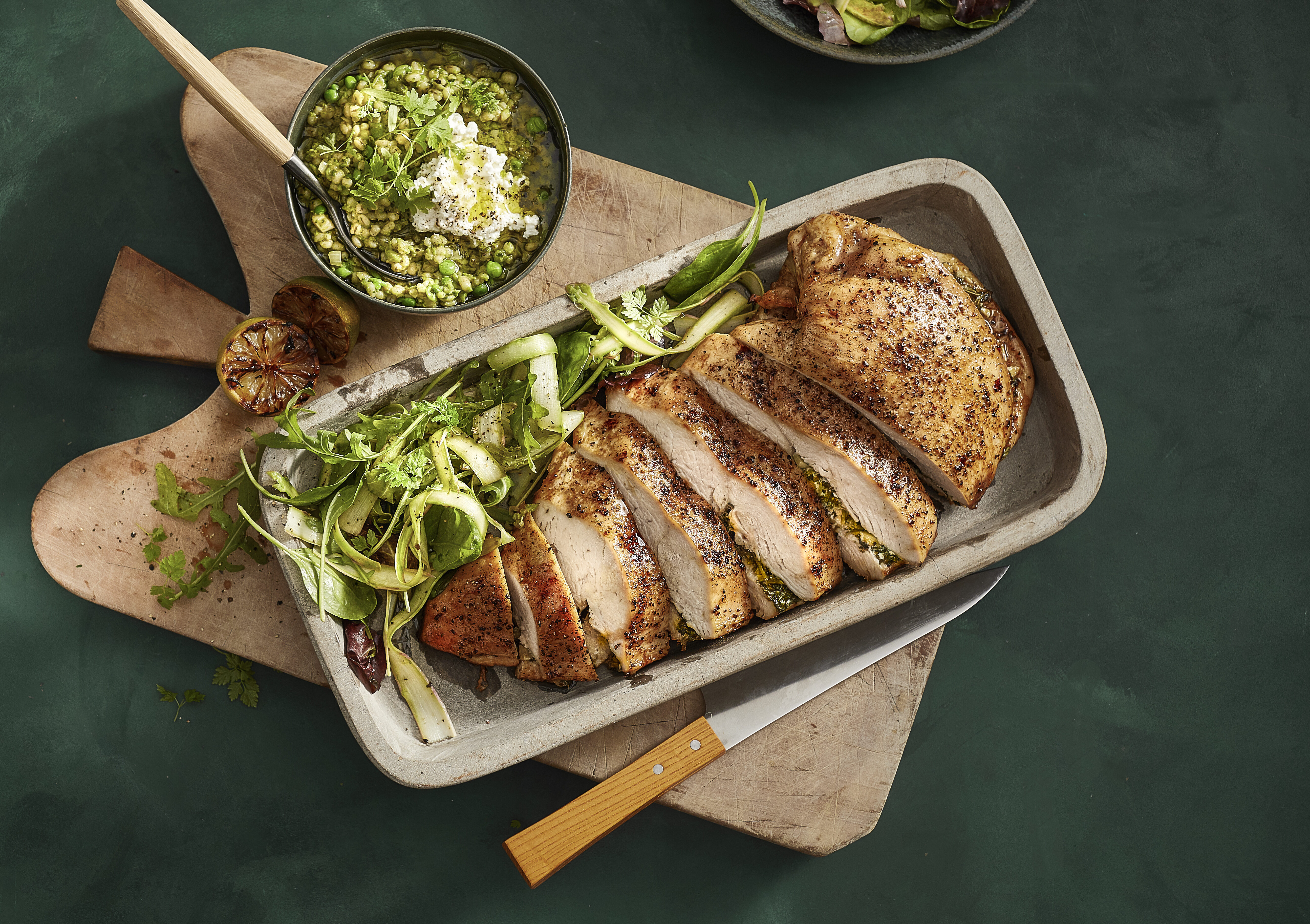 Helstekt fylt kalkunfilet med bygotto og grønn salat