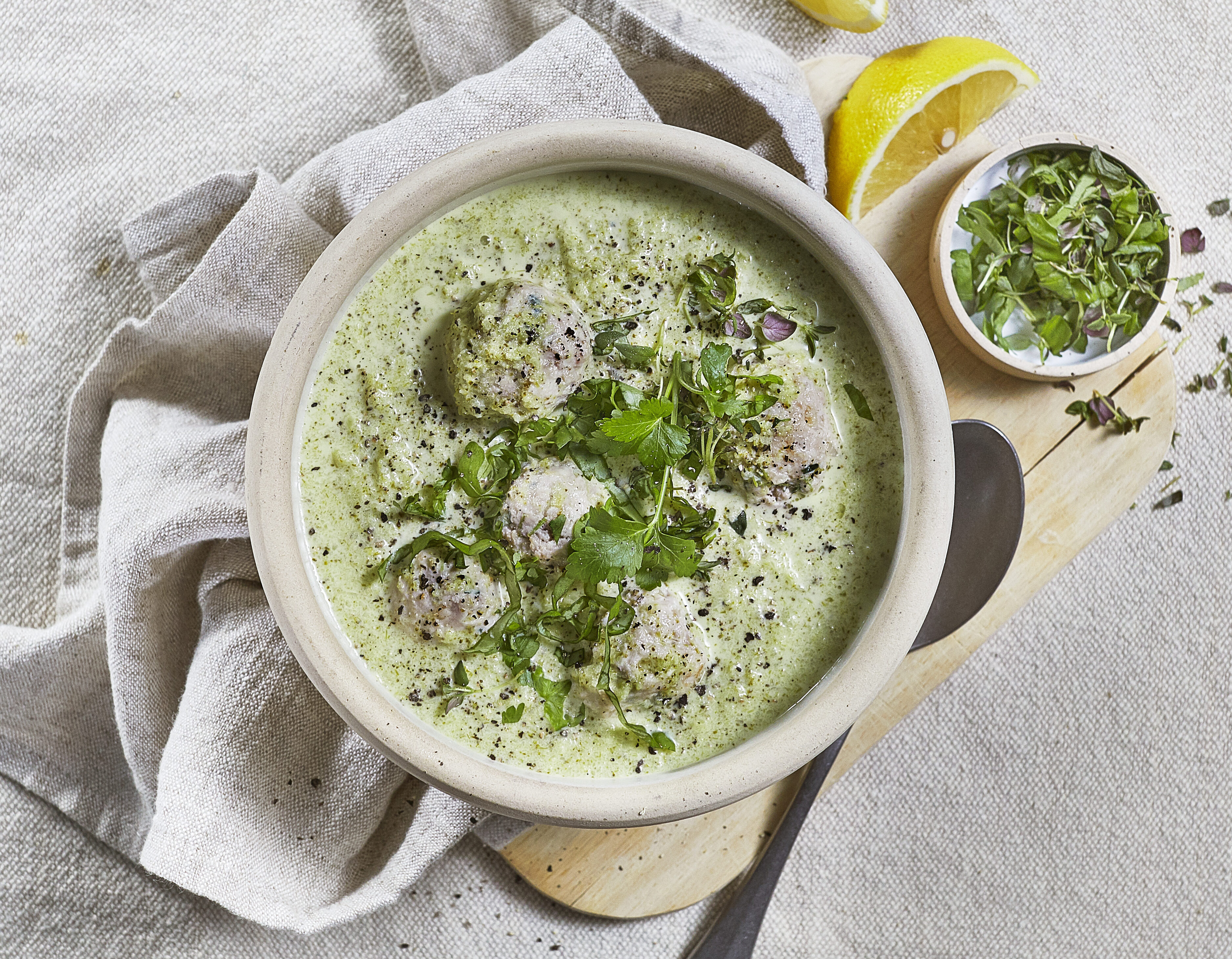 Brokkolisuppe med urteboller av kylling