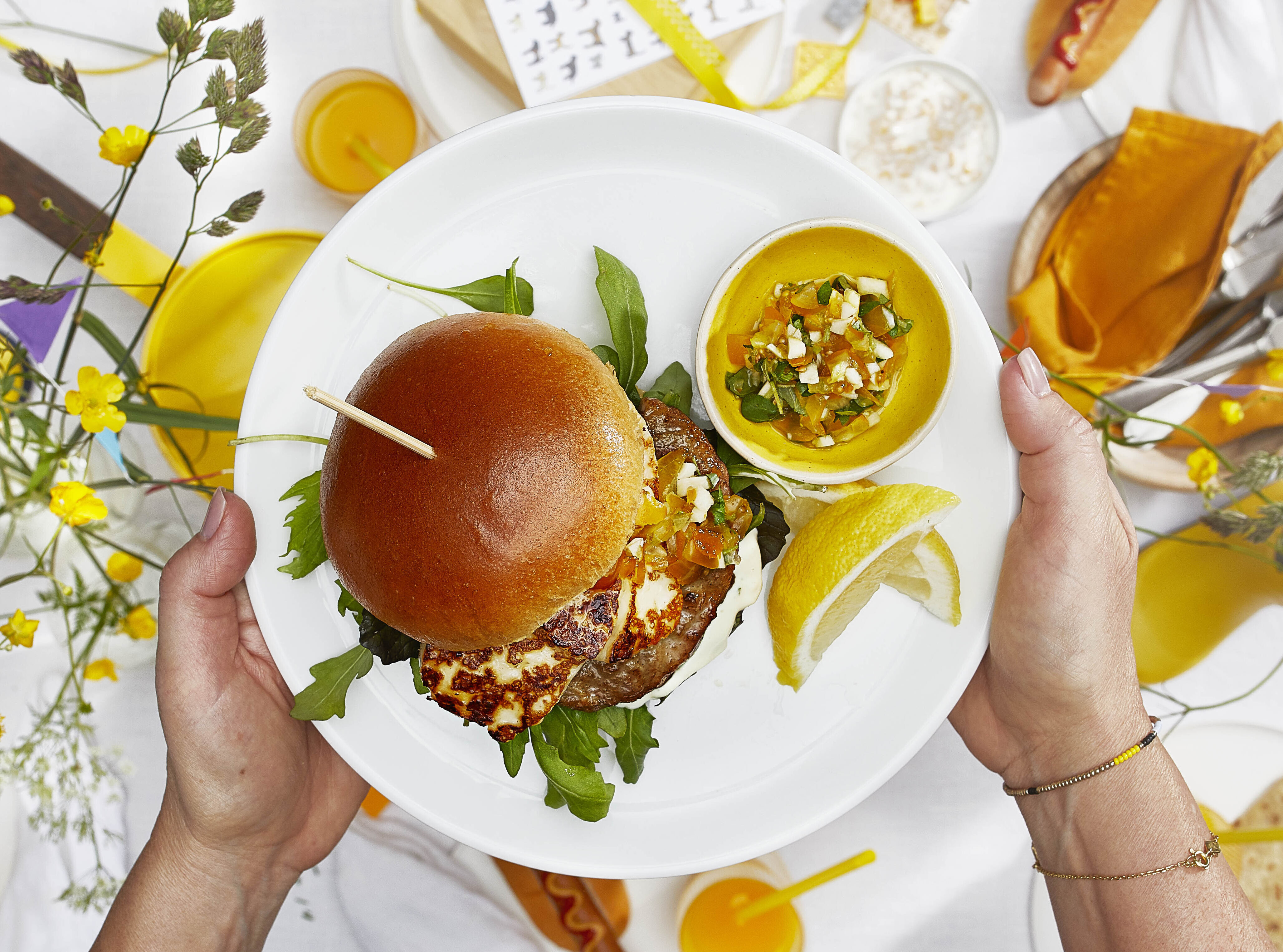 Kylling og Halloumi burger med eple og tomatsalsa