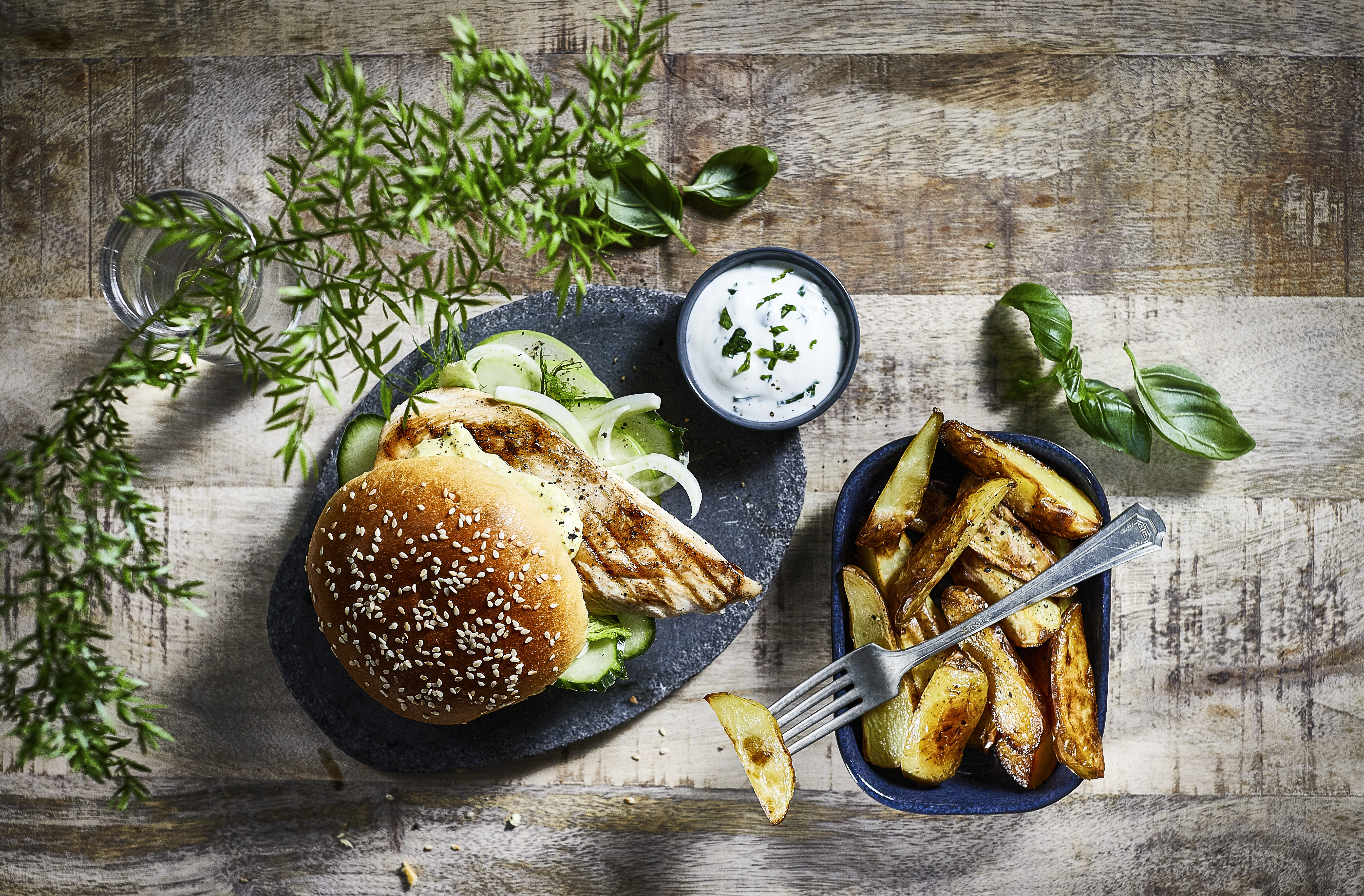 Kyllingburger med karrimajones, potetbåter og dillrømme