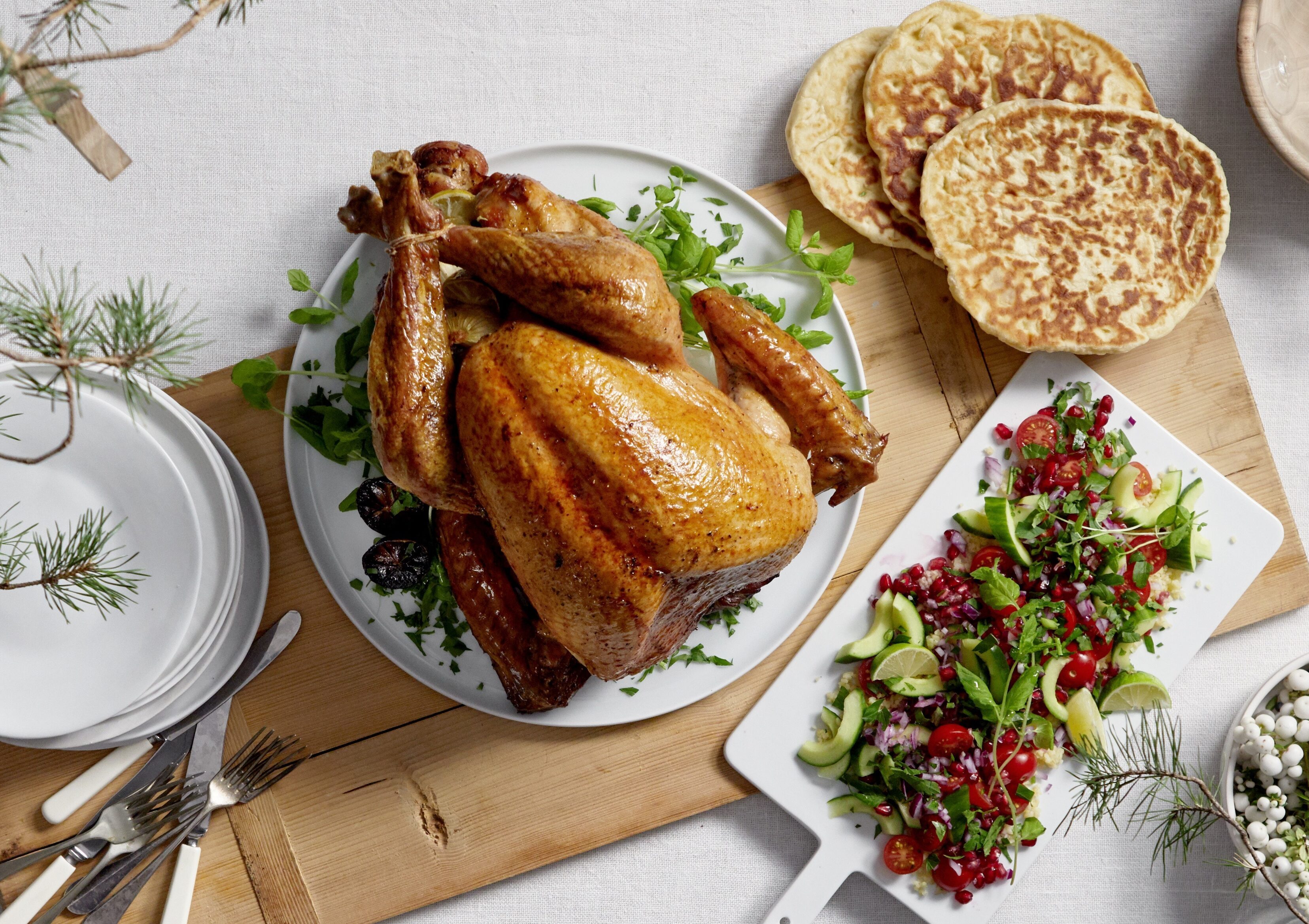 Slik lager du helstekt kalkun med tabbouleh, nanbrød og dipp