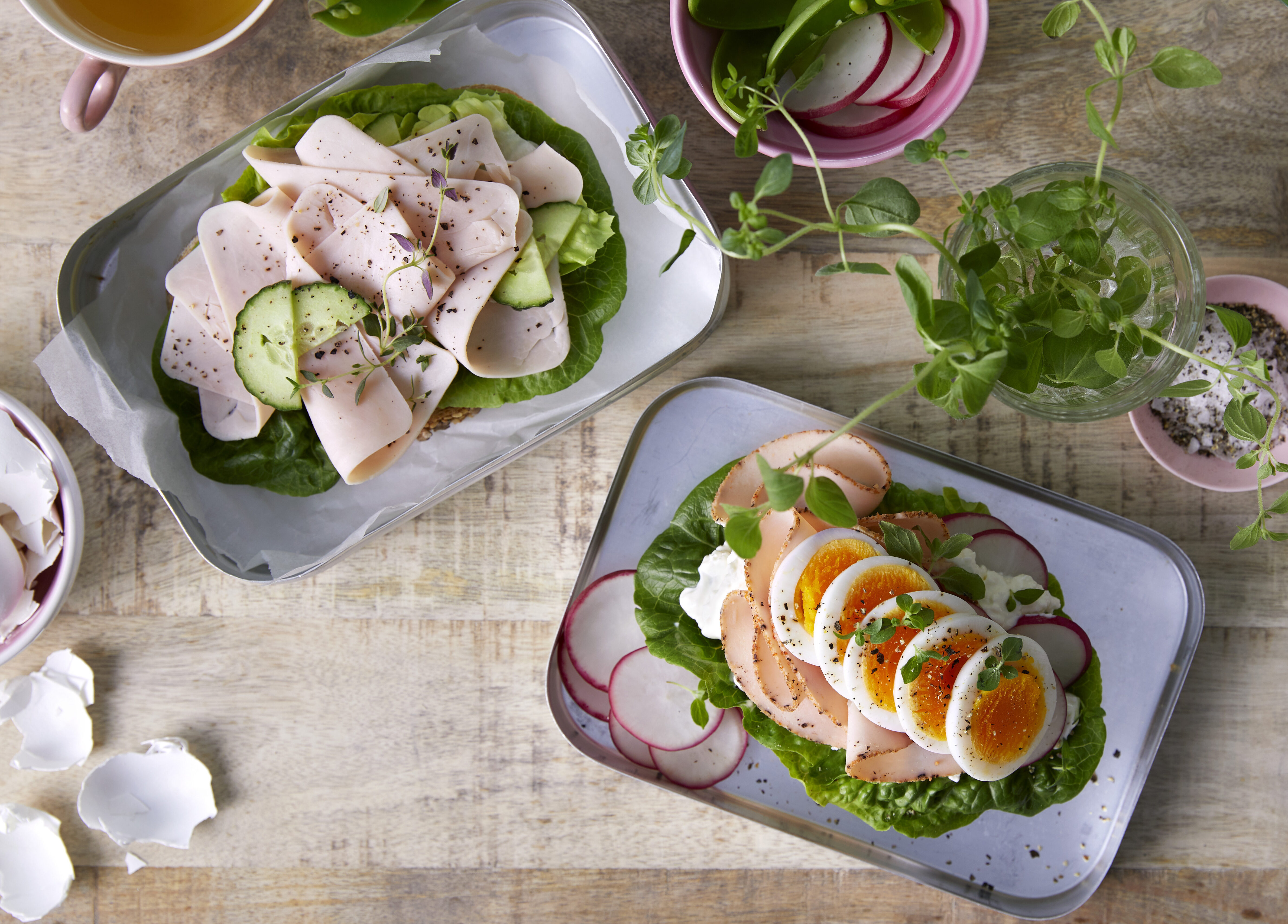 Brødskive med egg og kalkunpålegg