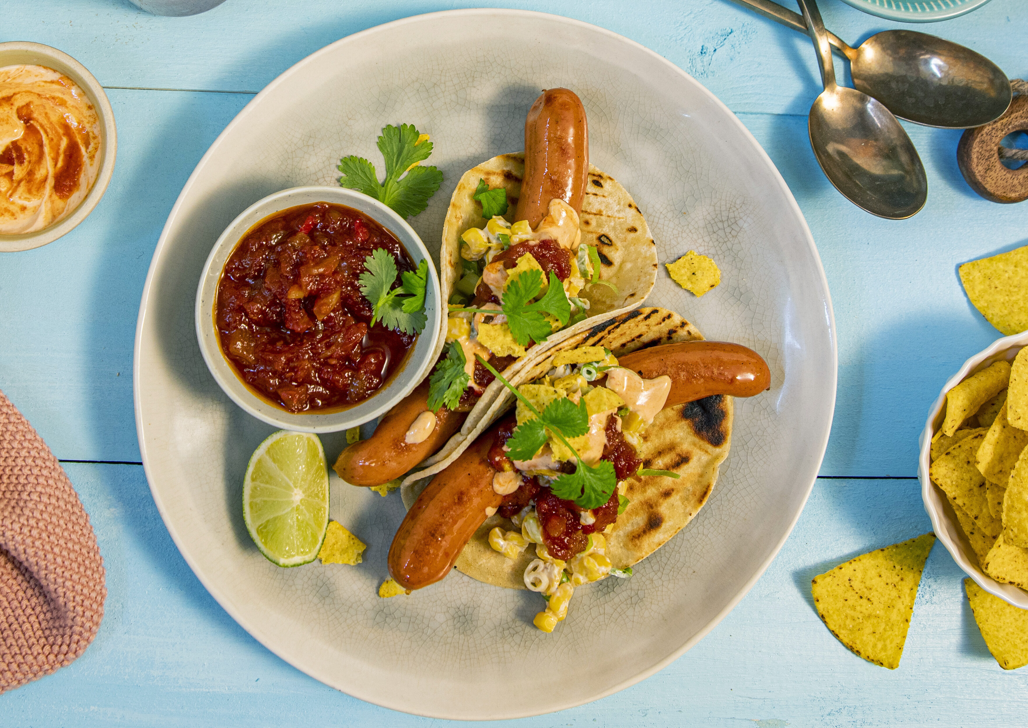 Meksikansk pølse med paprika og chili dandert med topping, salsa og nachos