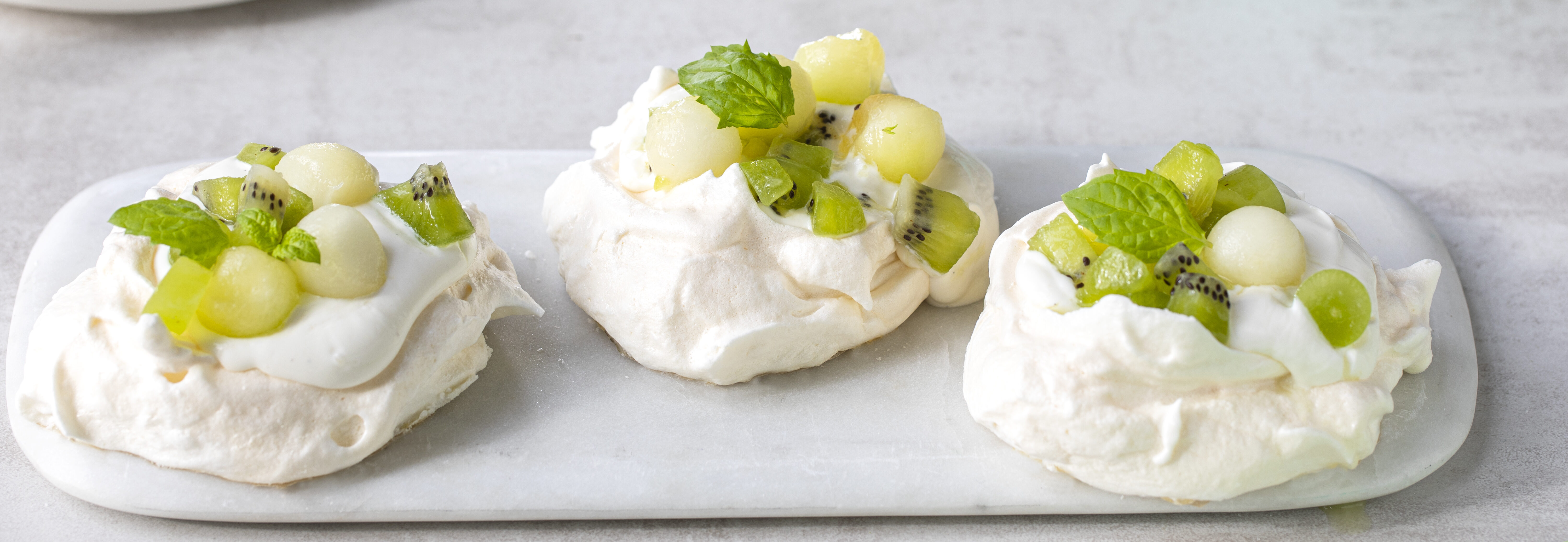 Mini-pavlova med grønn fruktsalat