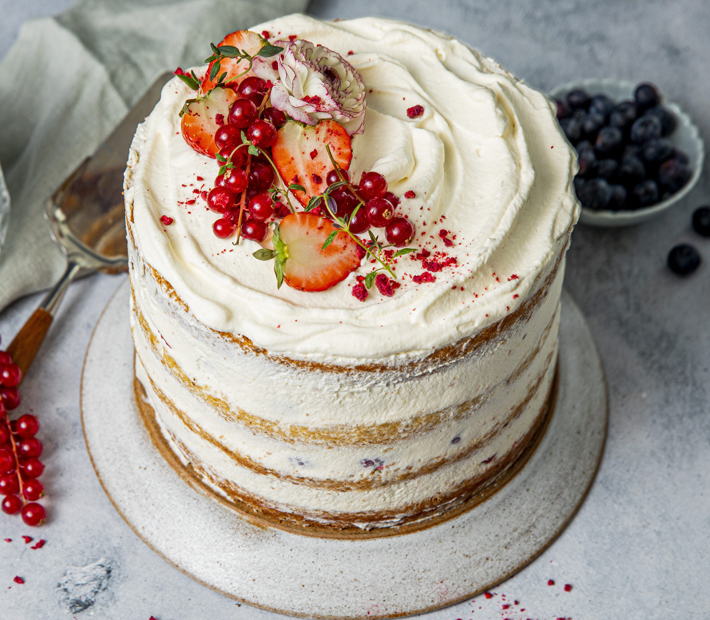 naked cake med pistasjbunn toppet med rips og jordbær