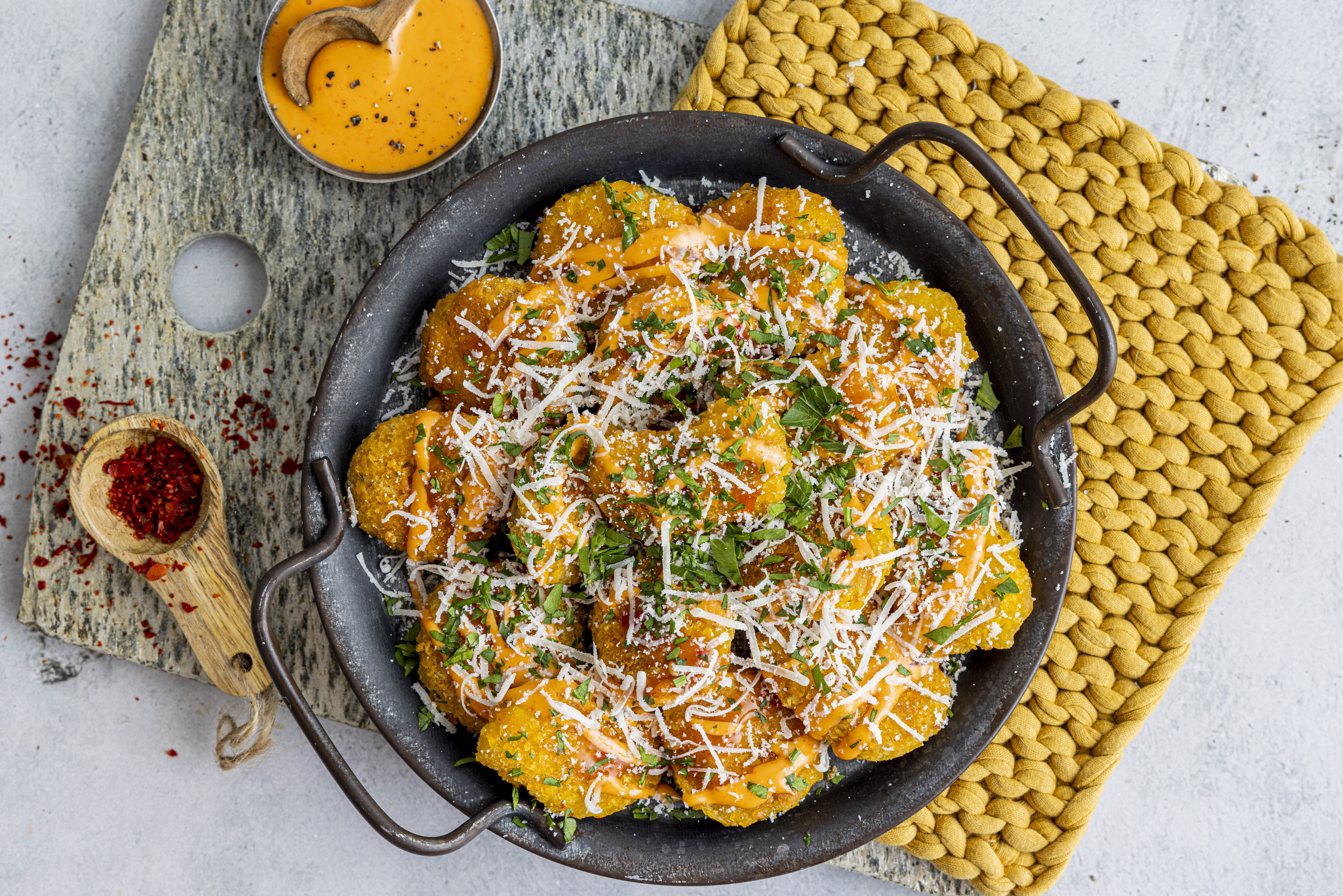 Kyllingnuggets med chilidipp og parmesan