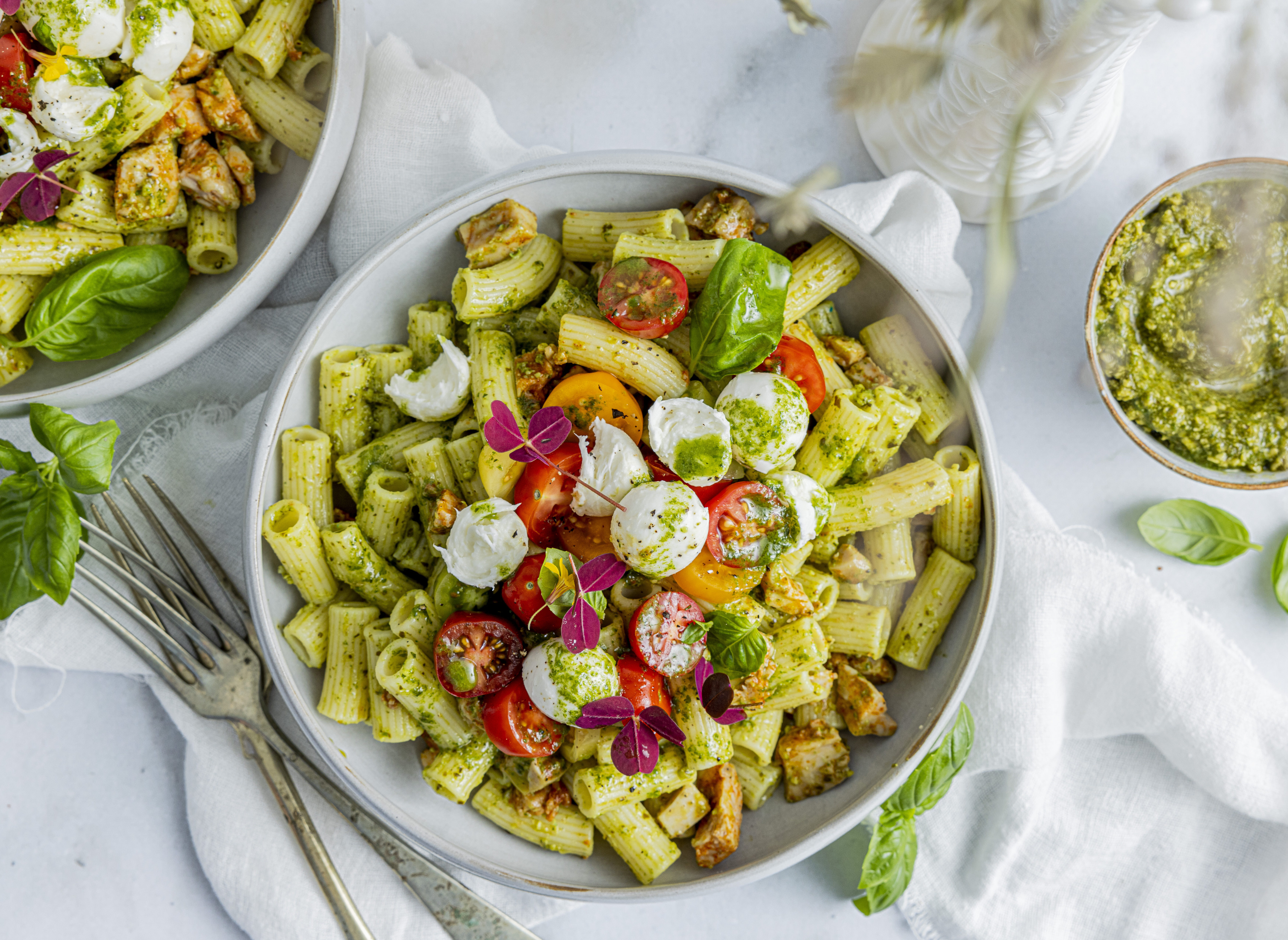 Kyllingsalat med pesto og mozarella