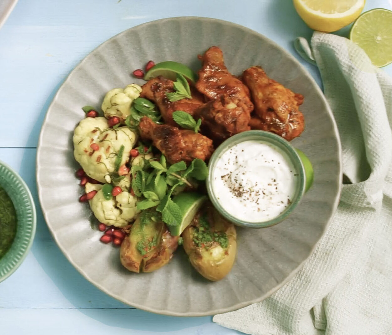 Grillede vingeklubber med knuste poteter og salsa verde og spicy blomkålsalat