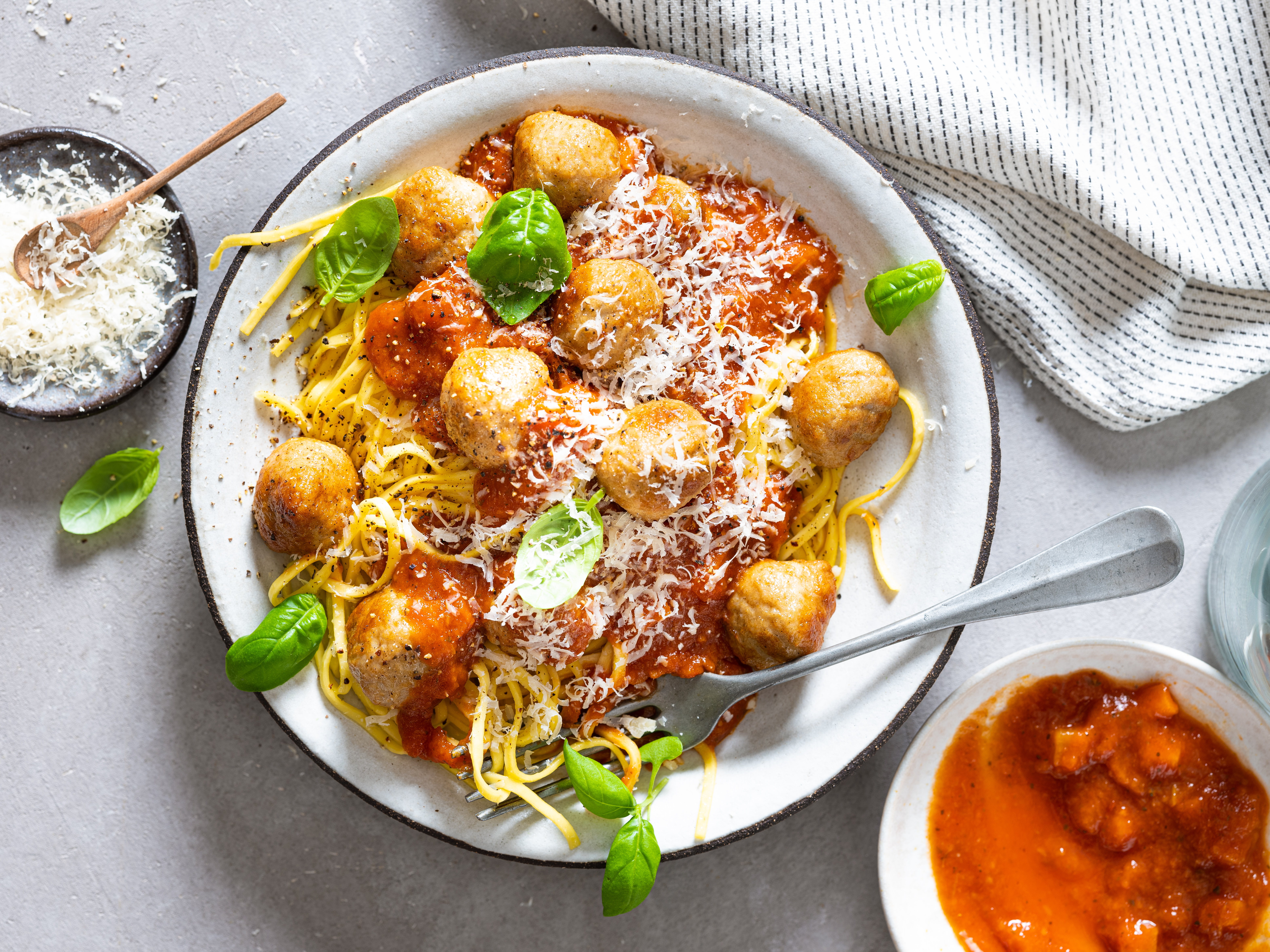 Pasta med tomatsaus og kjøttboller