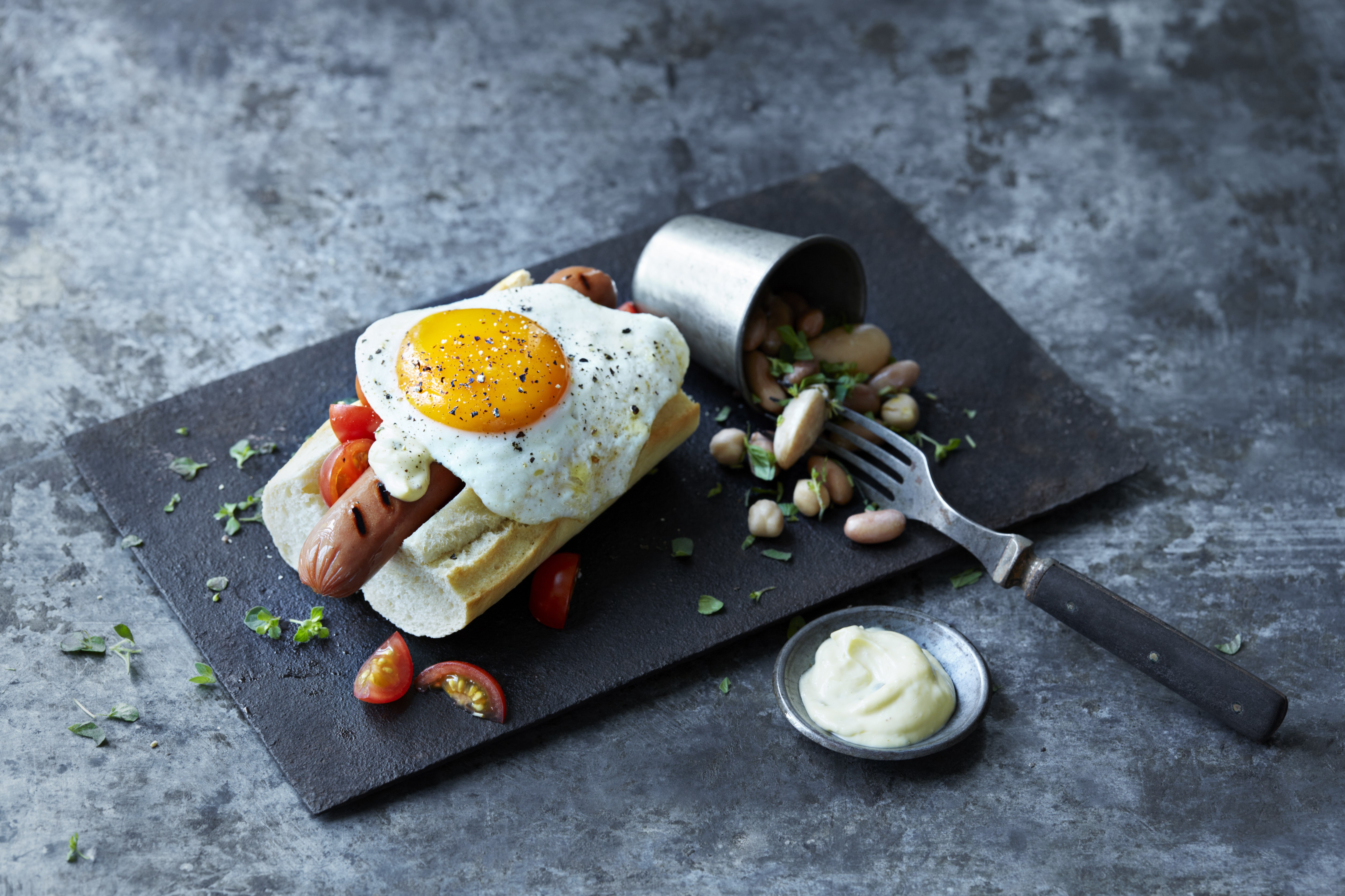 Grillpølse med tilbehør i fransk baguette