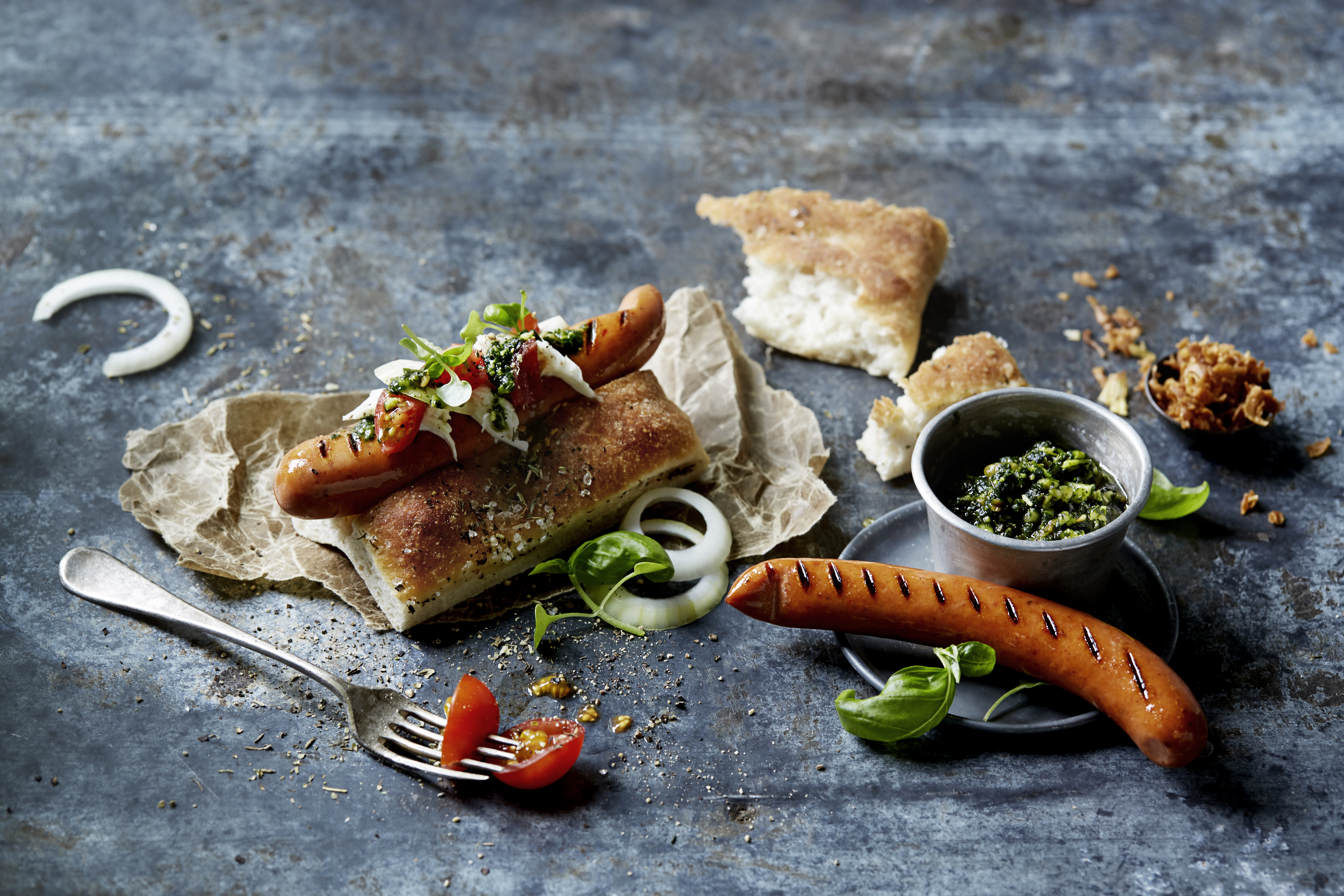 Grillpølse med focaccia og italiensk tilbehør