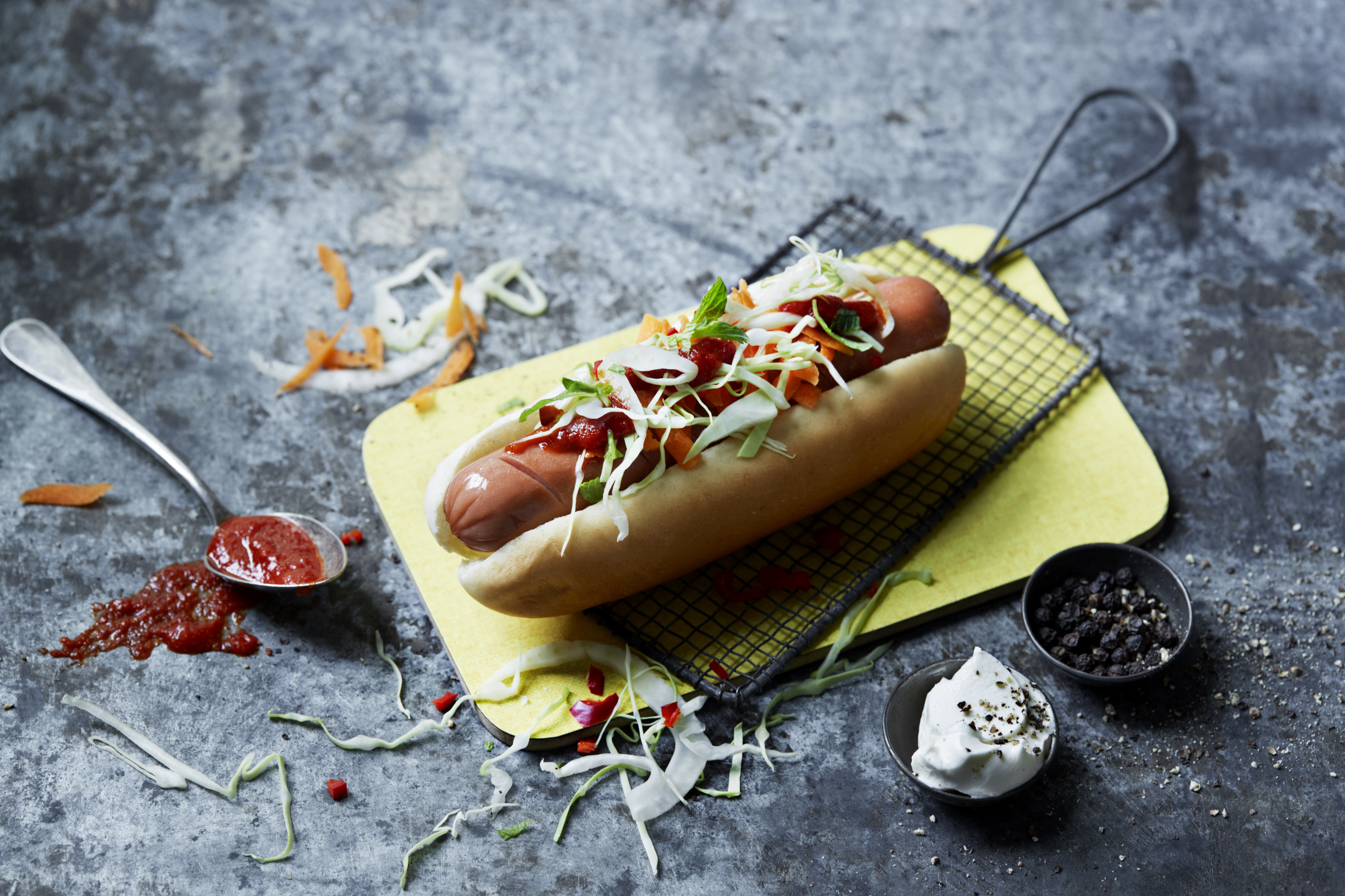 Grillpølse med kremost, råkostsalat og sriracha