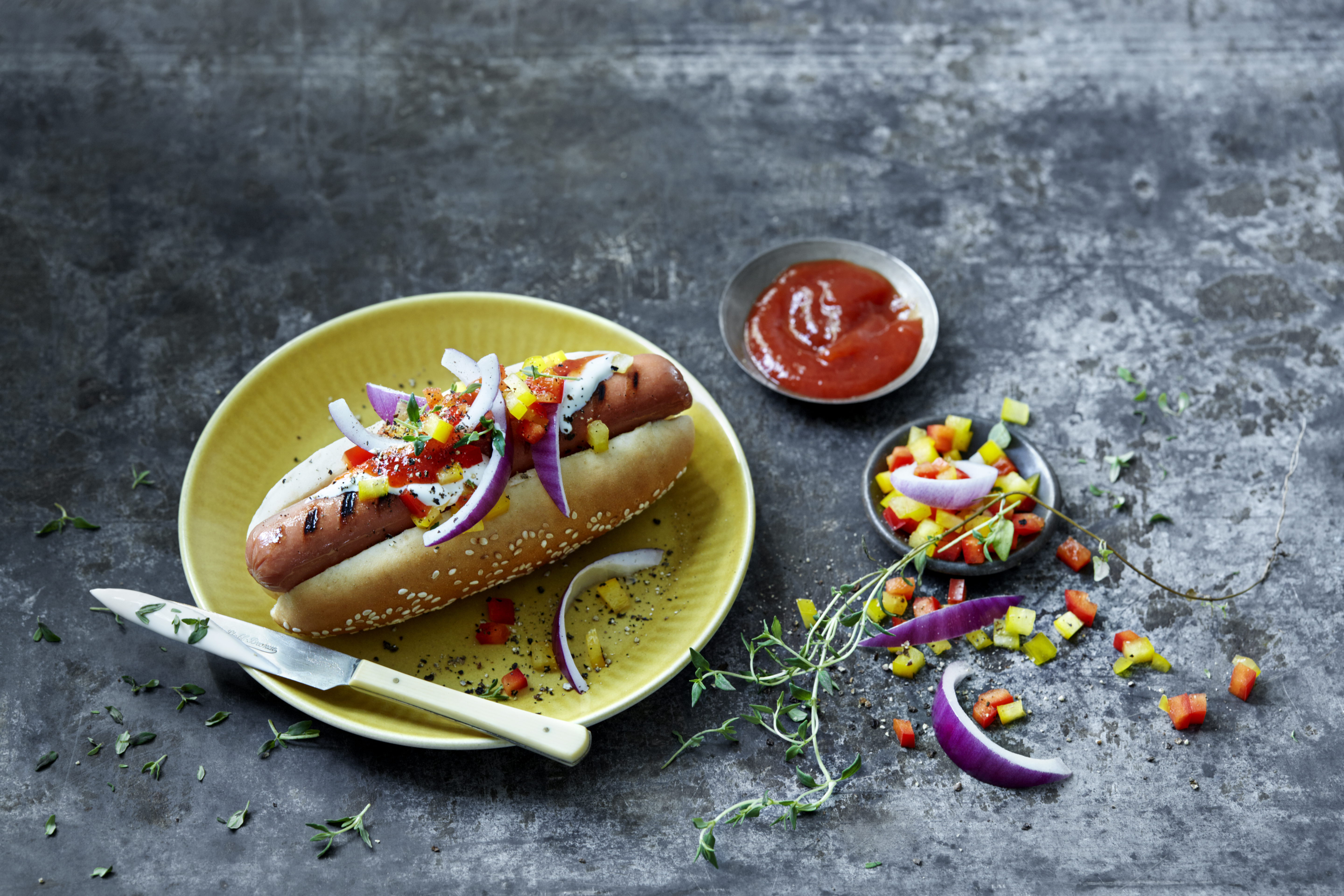 Grillpølse med paprika, rømme, chilisaus og rødløk