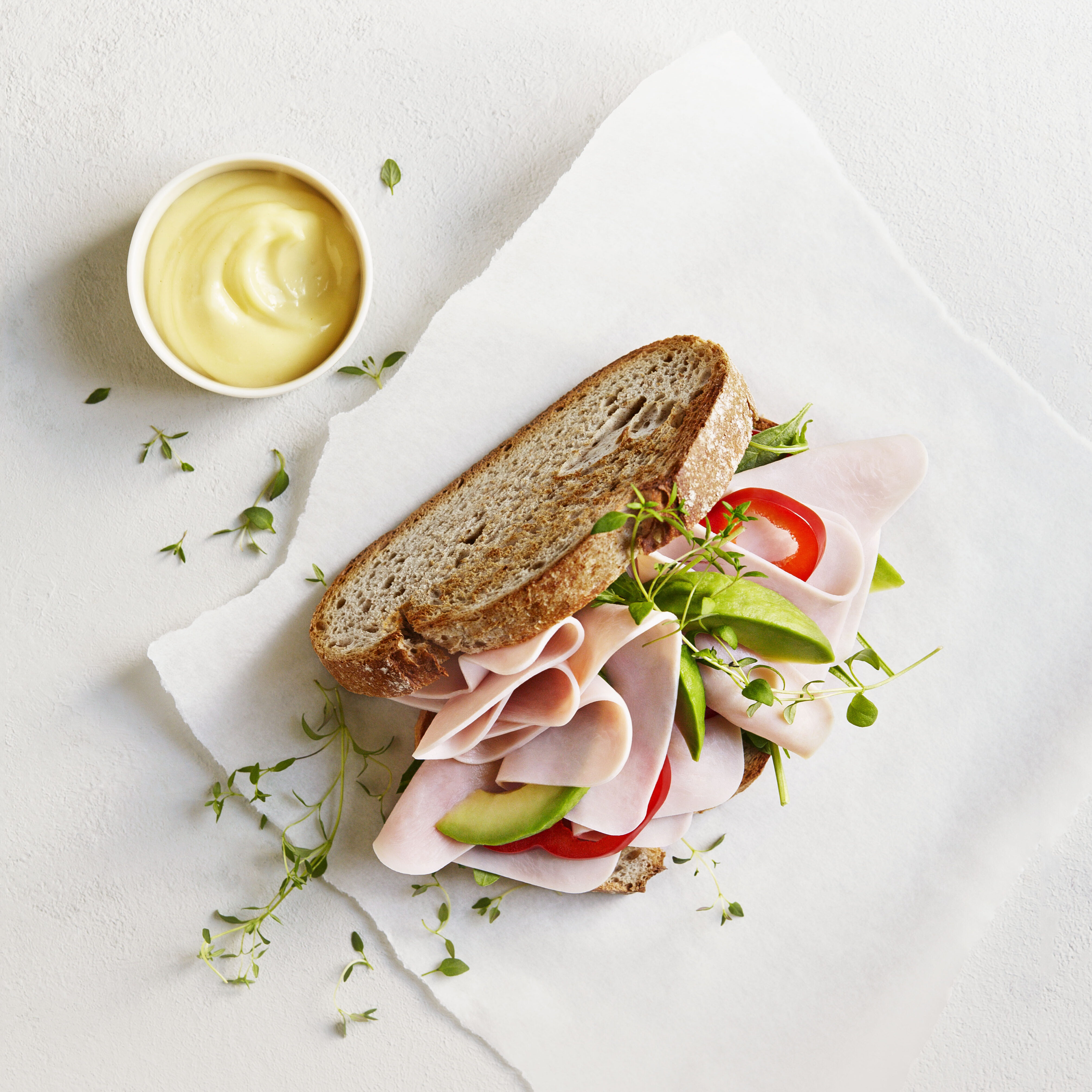 Kalkunpålegg på landbrød med aioli, avokado og paprika