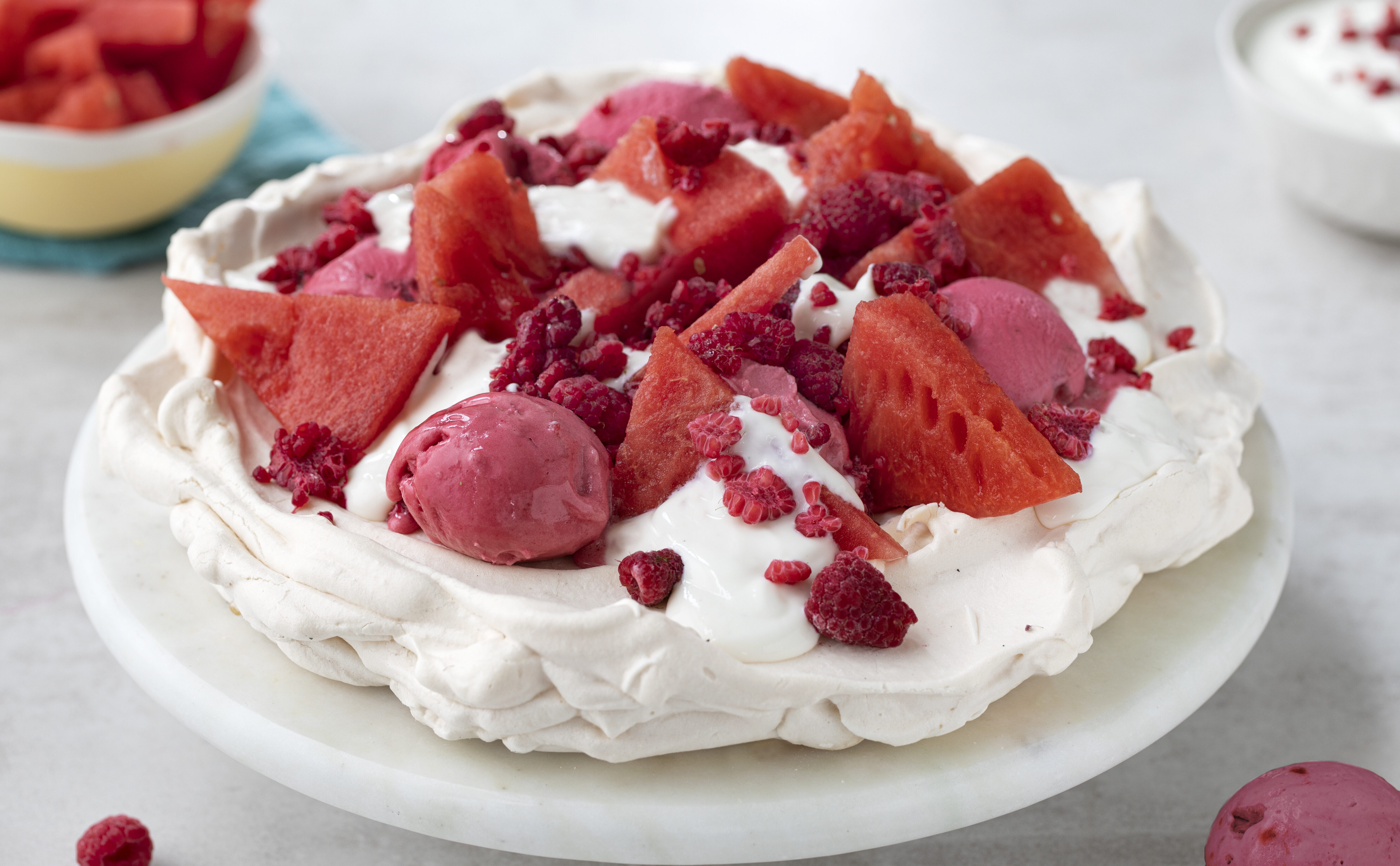 Sommerlig pavlova med melon og sorbet