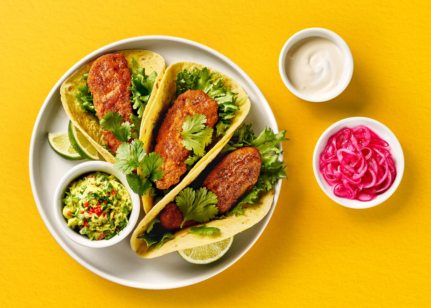 Slik lager du taco med Crispy Sticks, guacamole og syltet rødløk