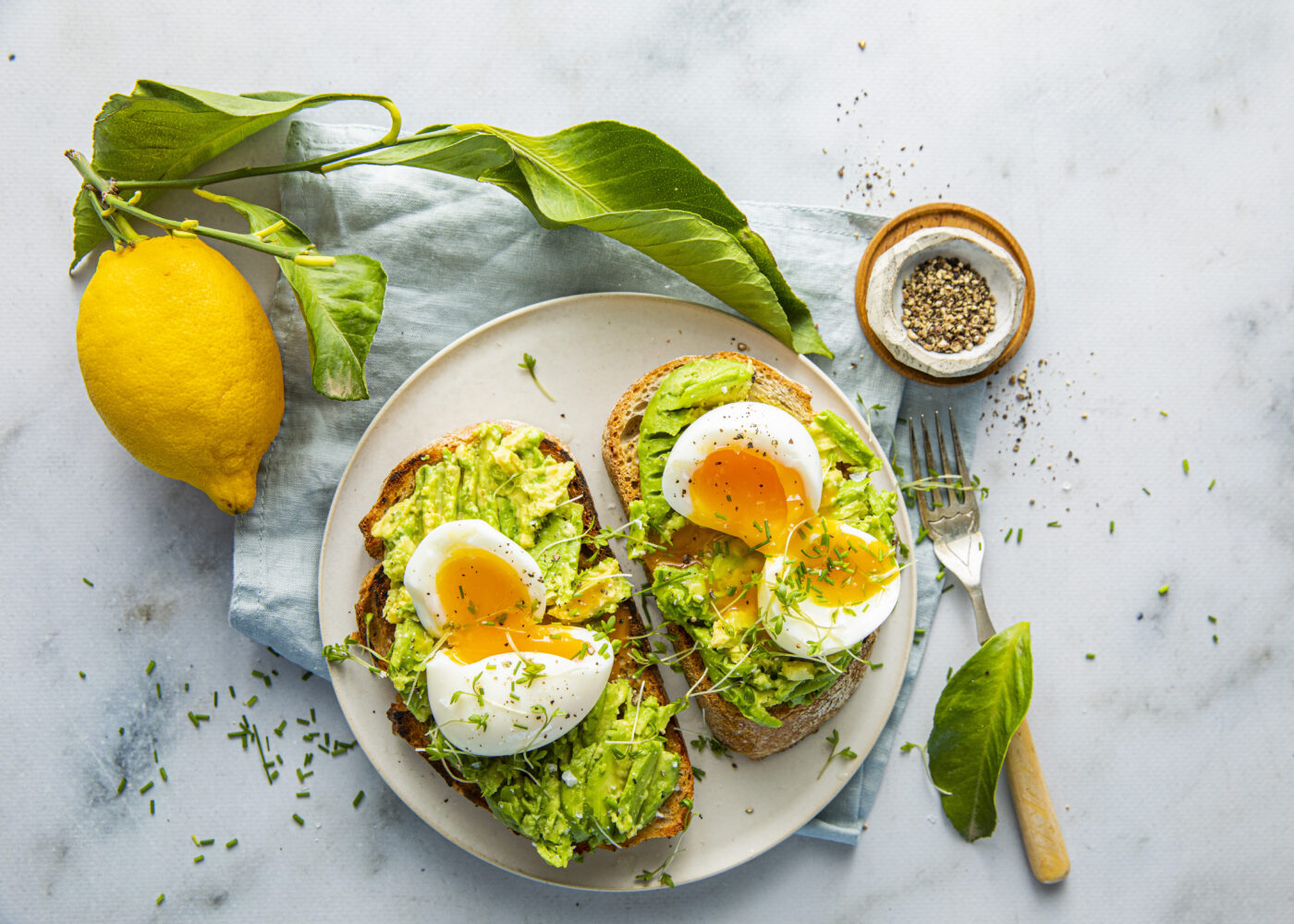 Avocado toast med smilende egg