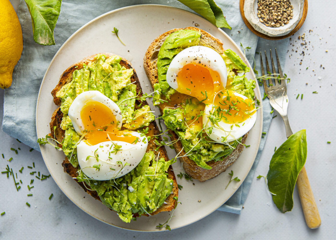 Avokado toast med smilende egg no026153