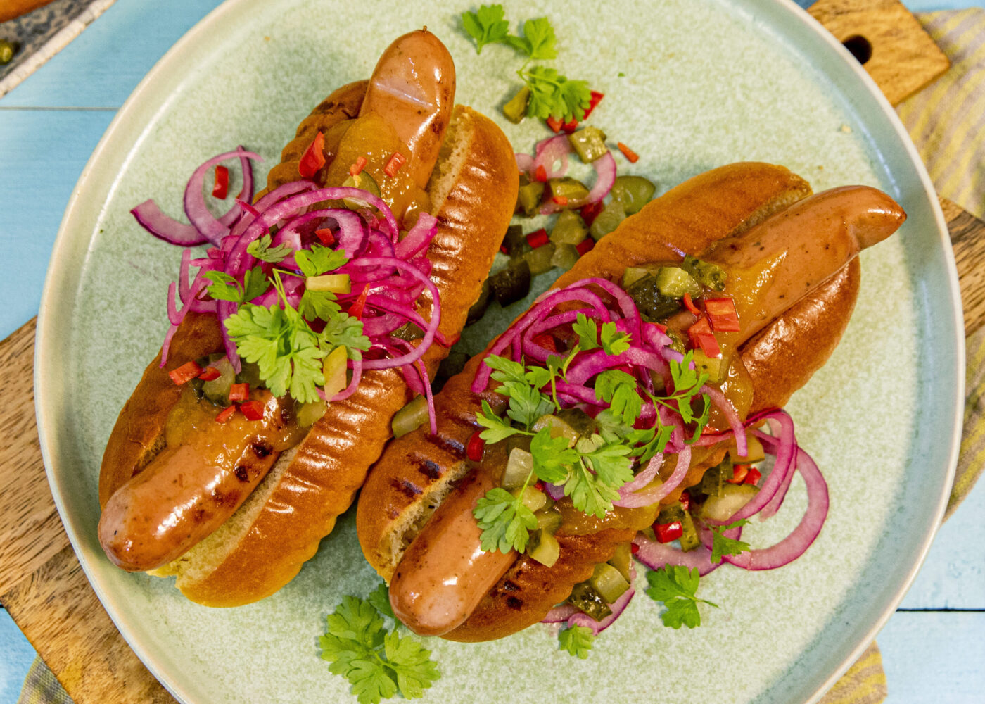 Bratwurst med mangoketchup og syltet lok