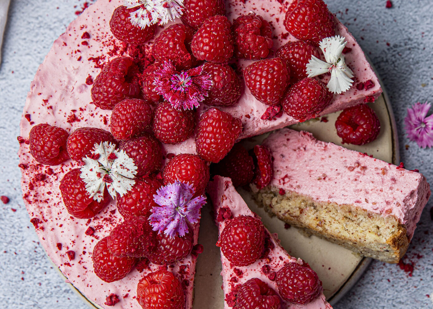 Bringebaer og yoghurtmoussekake med nottebunn