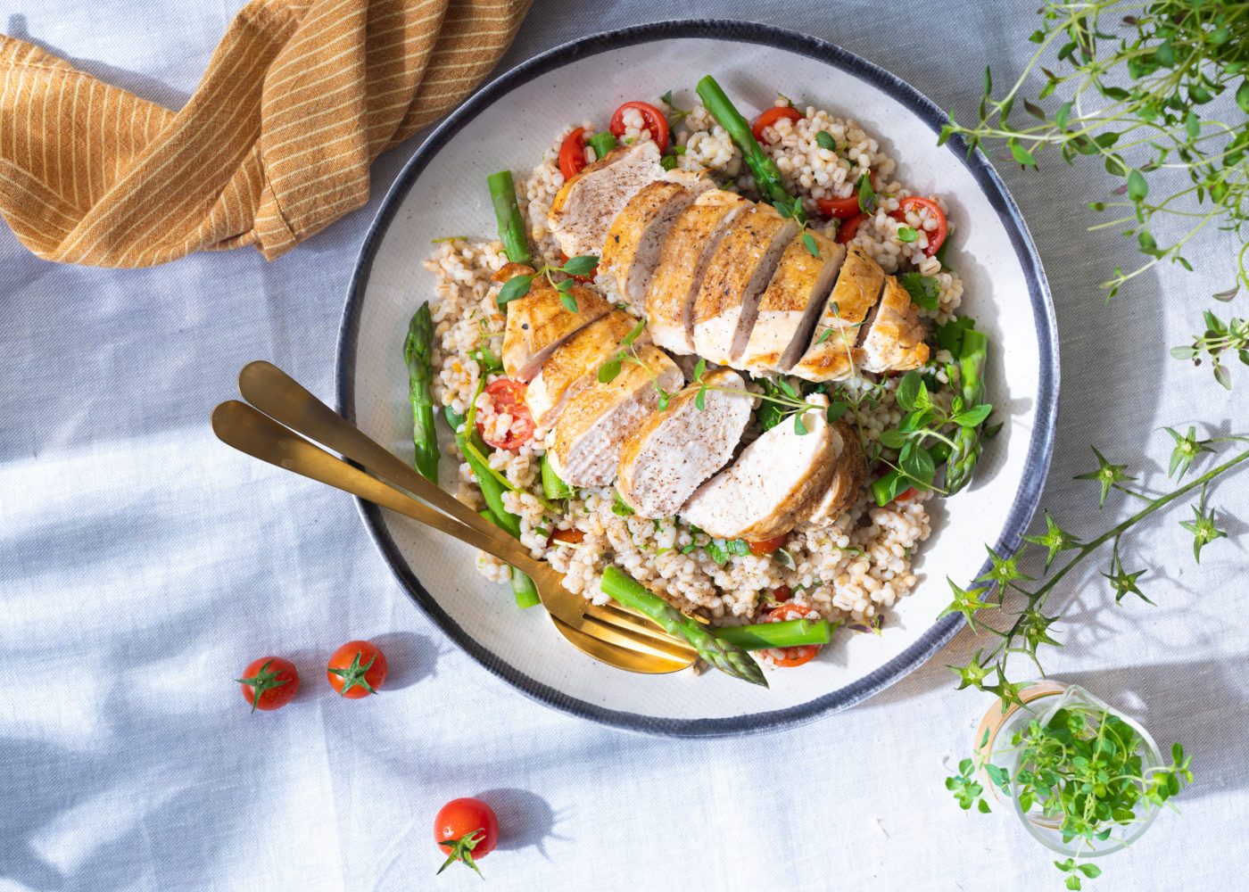 Grillet kyllingfilet med byggrynsalat