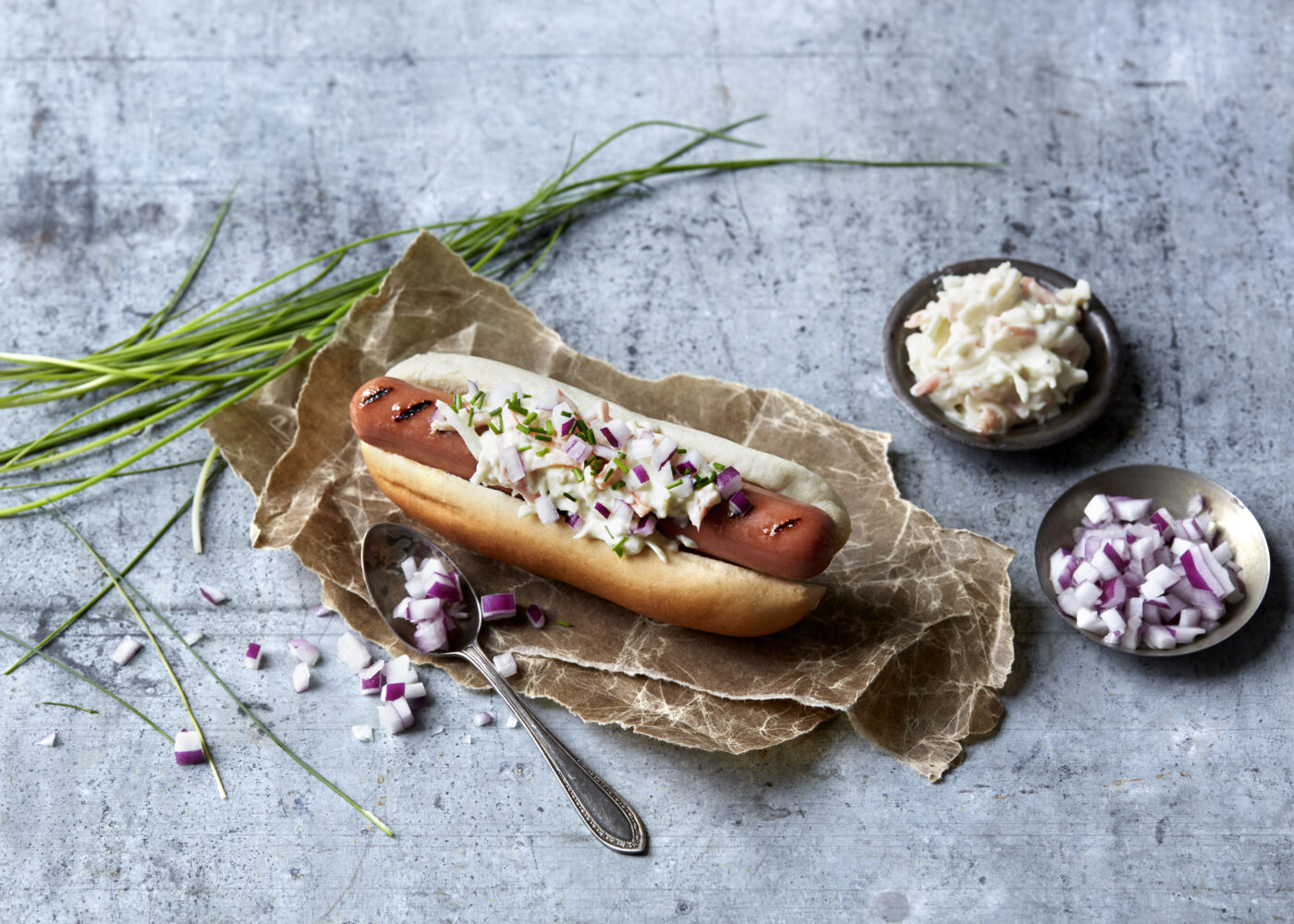 Grillpolse med chili, gresslok og coleslaw