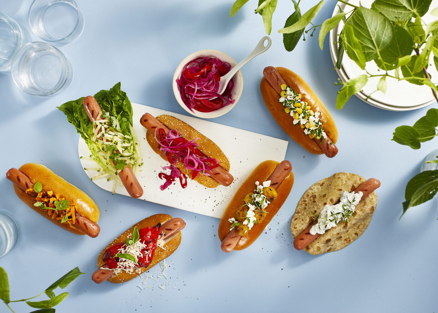Grillpolse-med-forskjellig-tilbeho