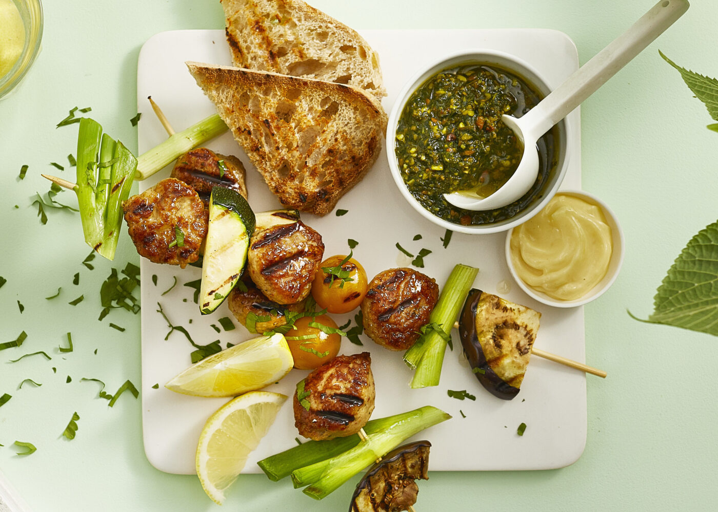 Grillspydd med kjottboller av kylling og kalkun