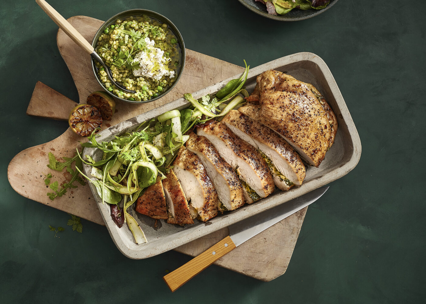 Helstekt fylt kalkunfilet med bygotto og gronn salat no025716
