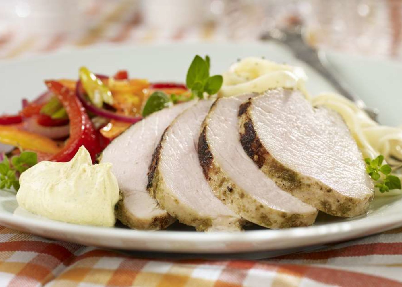 Helstekt kalkunfilet med hvitvinsdampede neper