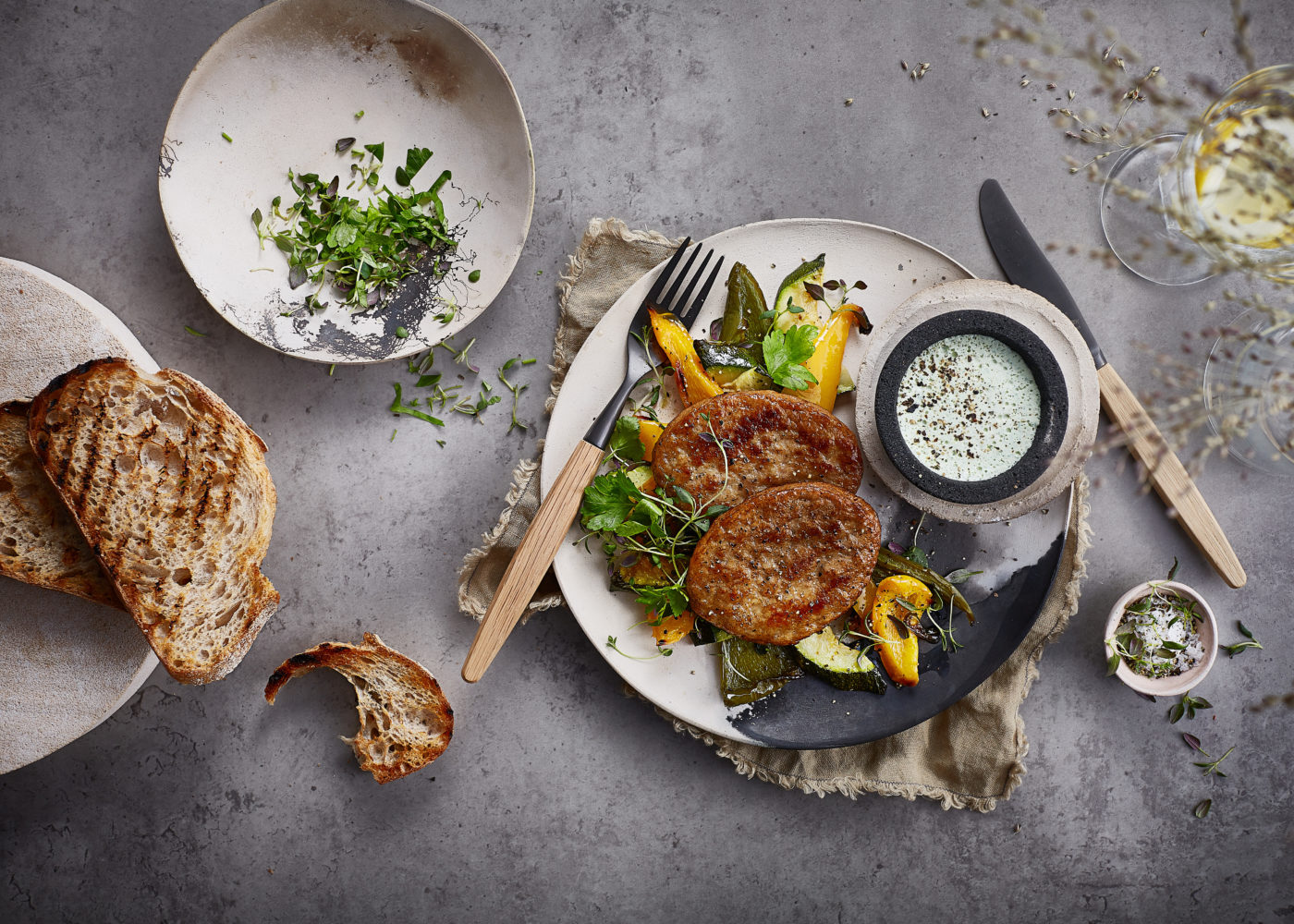Karbonader med salat og ovnsbakte grønnsaker