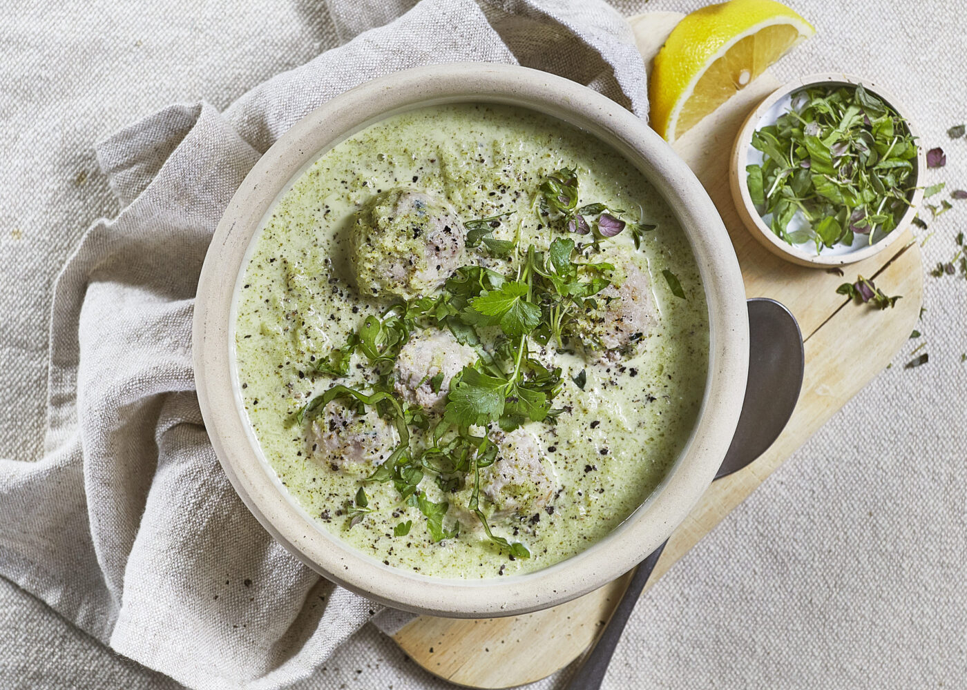 Brokkolisuppe med urteboller av kylling