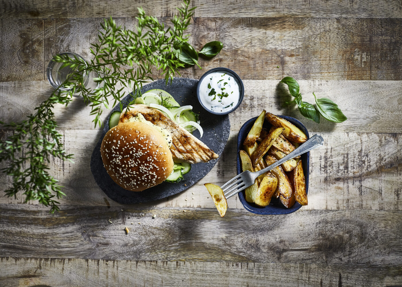Kyllingburger med karrimajones, potetbåter og dillrømme