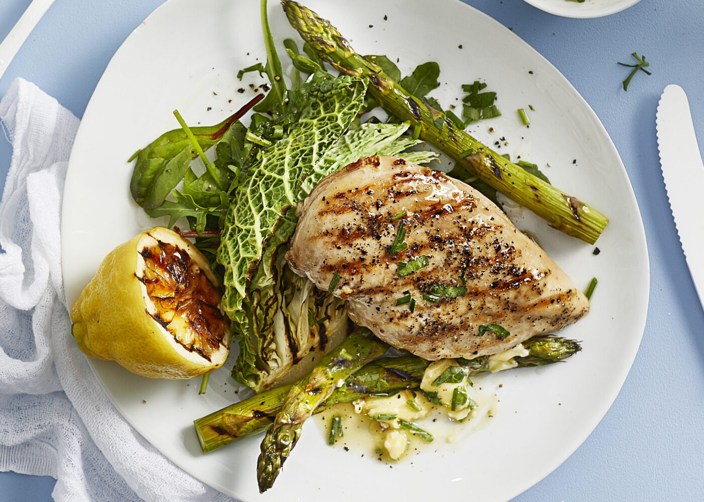 Kyllingfilet-med-grillet-kal-asparges-og-urtesmor