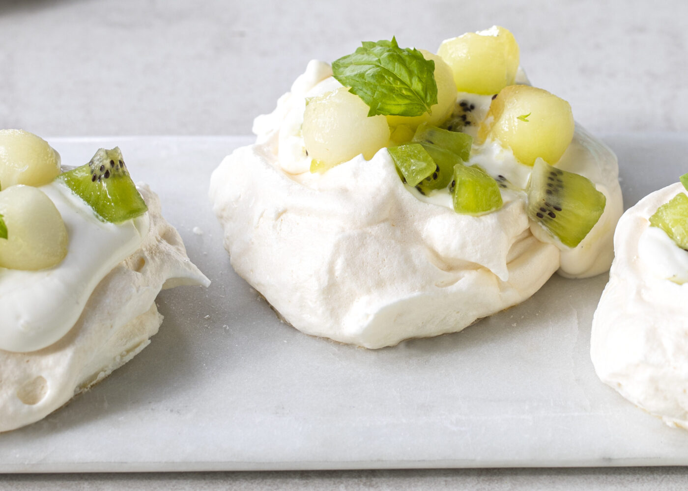 Mini-pavlova med grønn fruktsalat