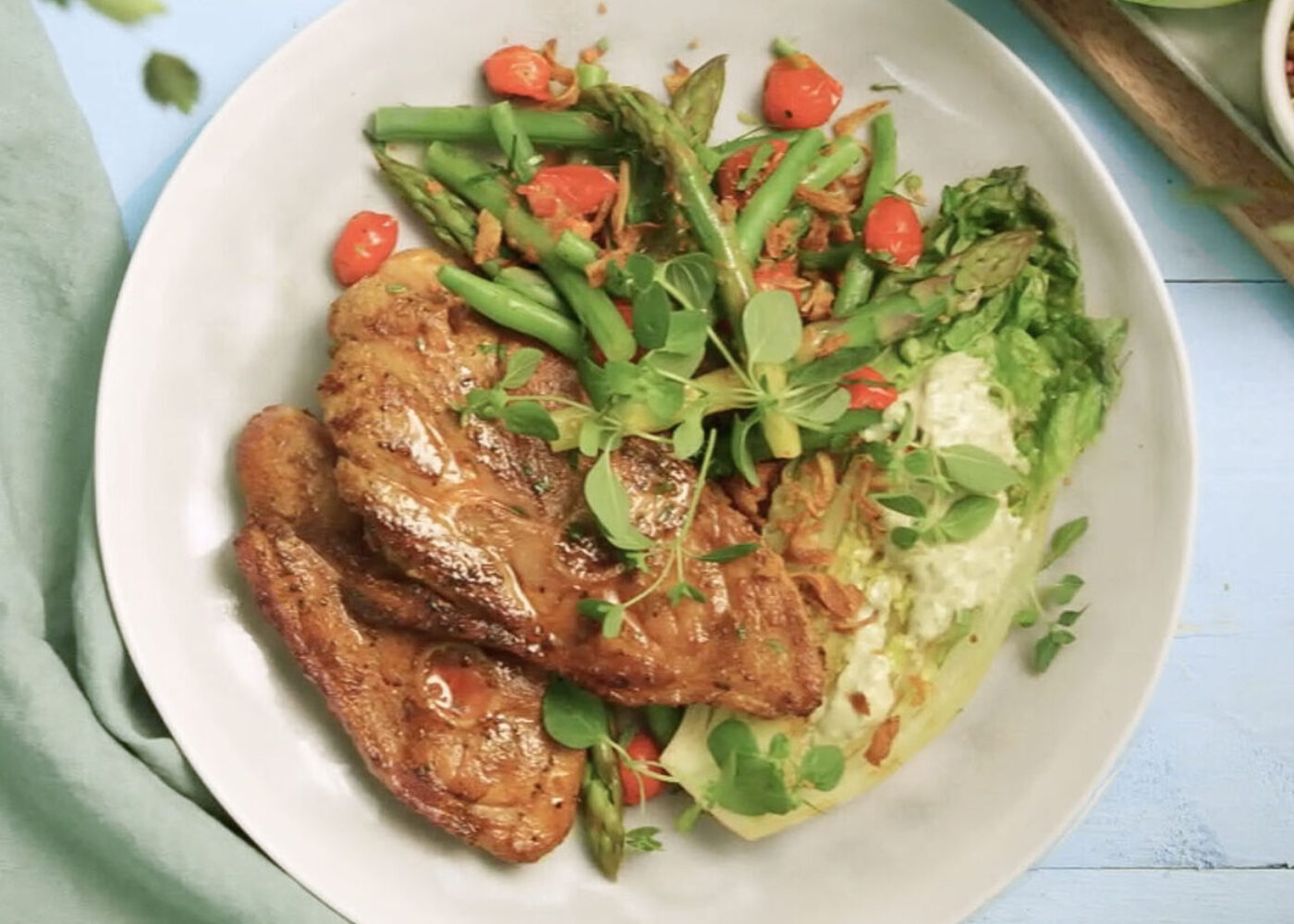 Grillskiver av kalkun med tartarsaus og grillede grønnsaker