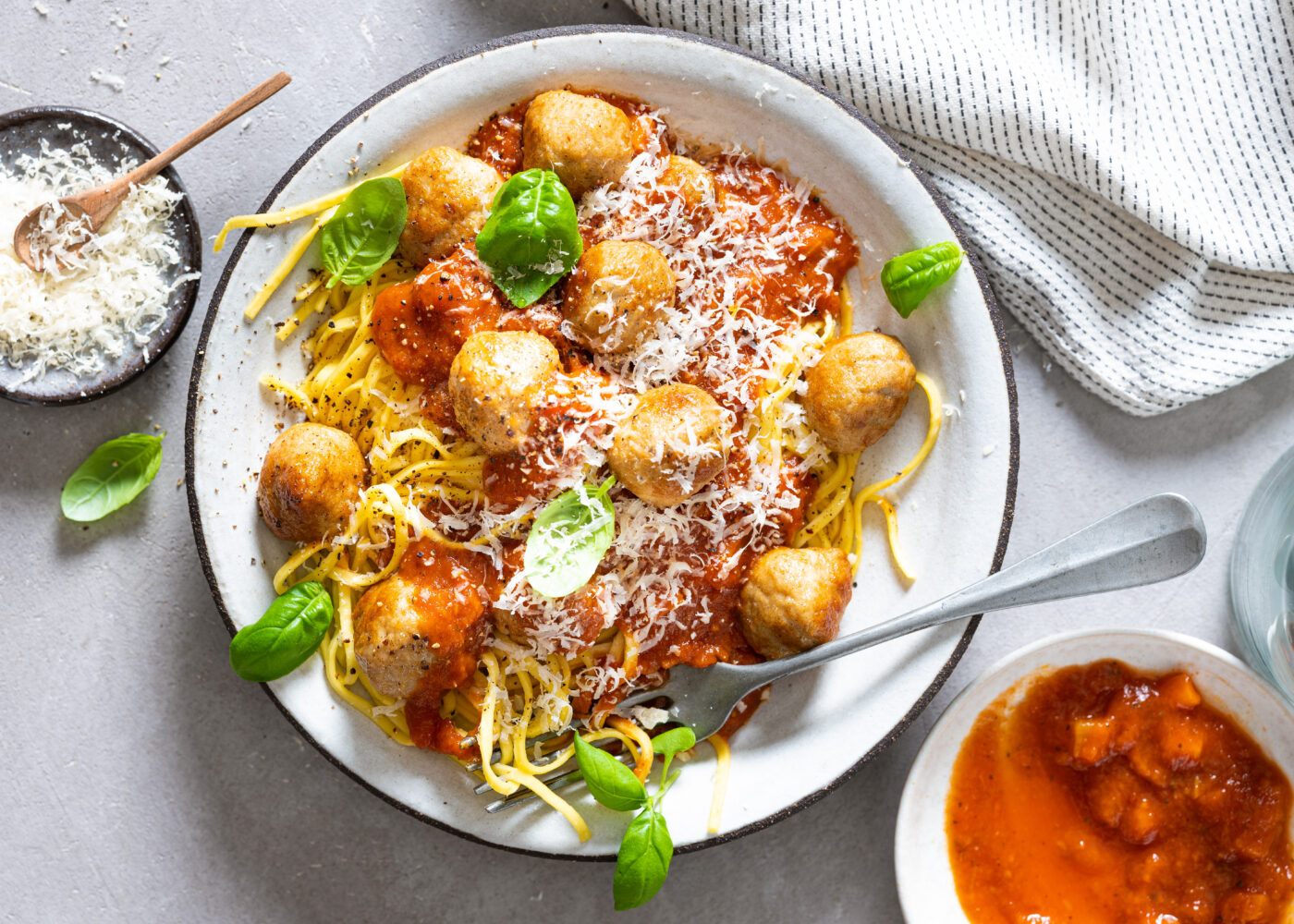 Pasta med kjottboller og pastasaus 3Pasta med tomatsaus og kjøttboller