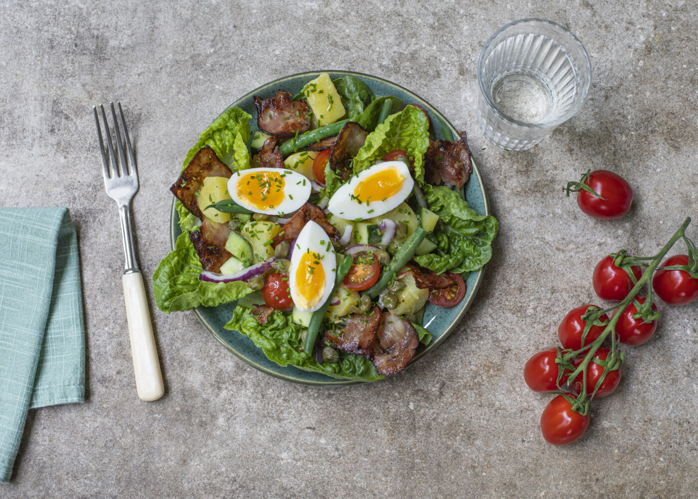 Potetsalat med kokt egg bønner og kyllingbacon