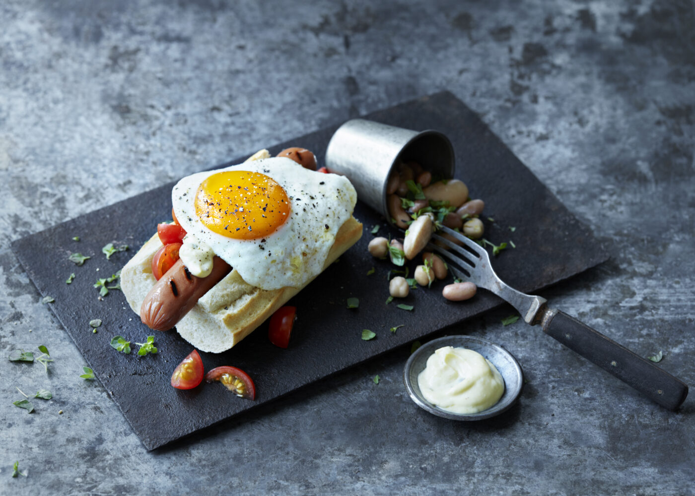 Grillpølse med tilbehør i fransk baguette