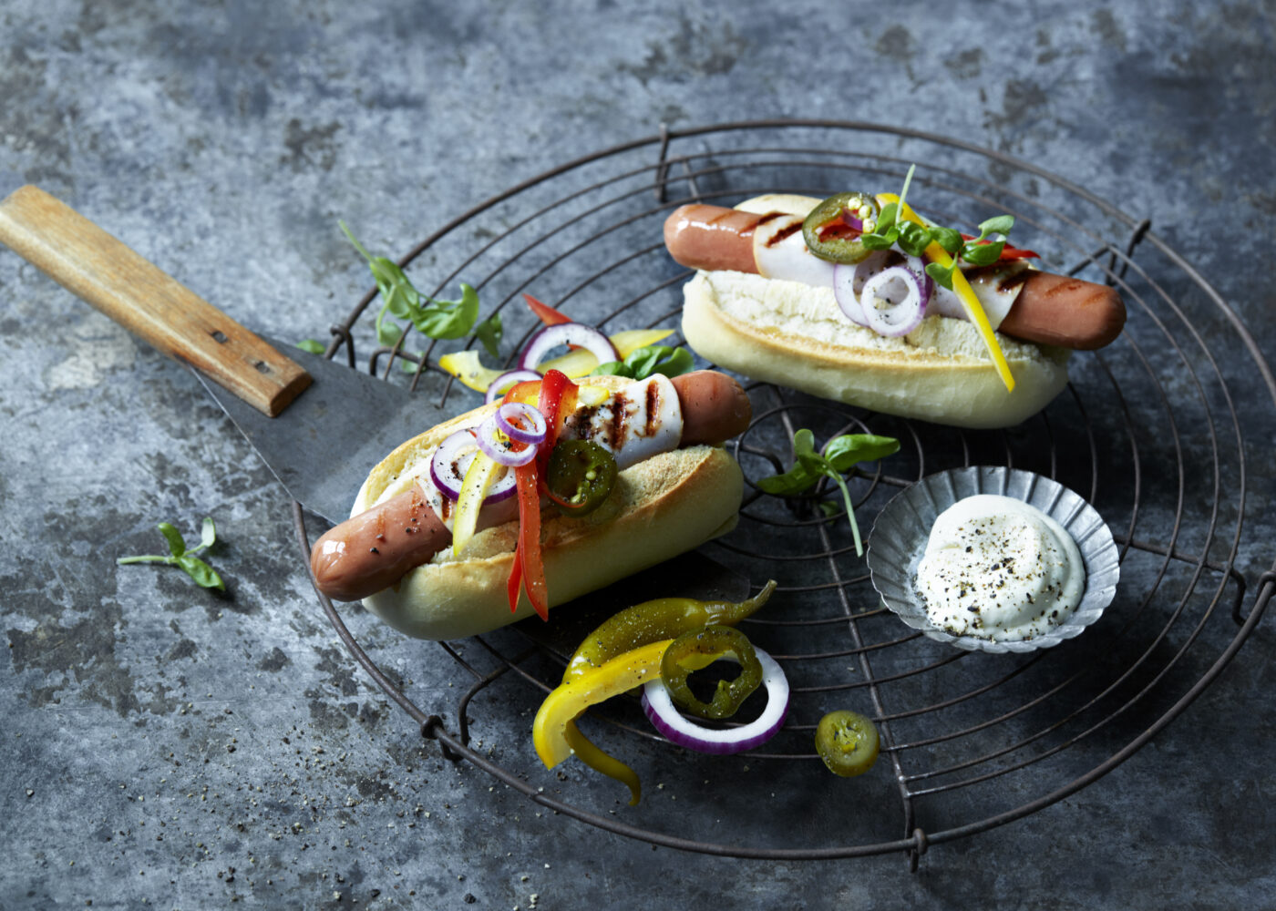 Grillpølse surret med røkt kalkunskinke
