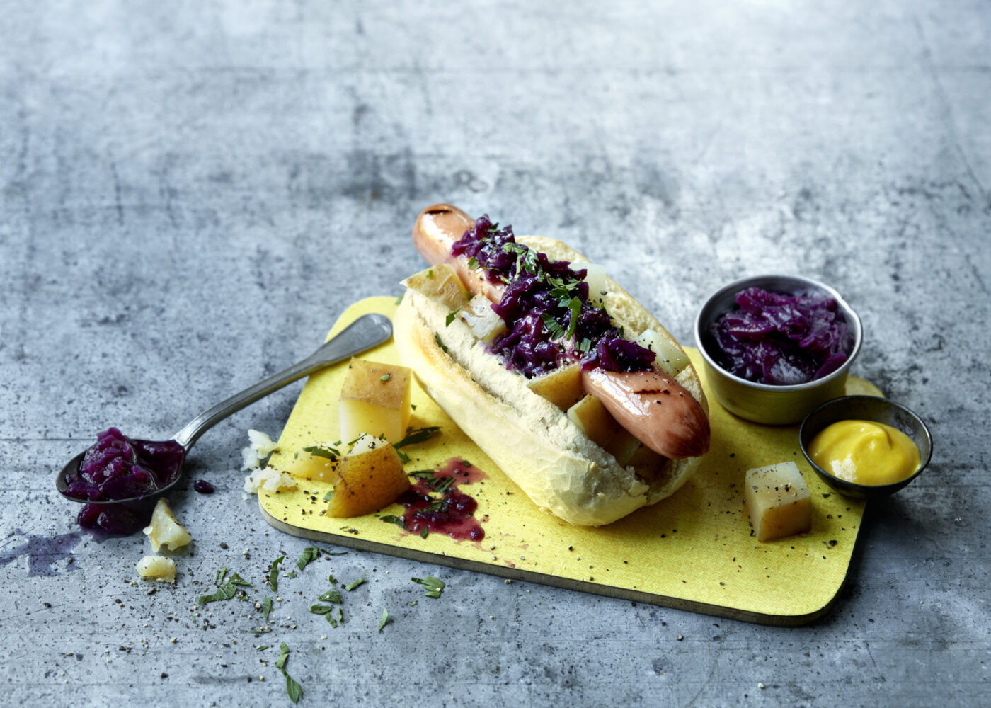 Grillpølse med rødkål, potetterninger og søt sennep toppet med bladpersille