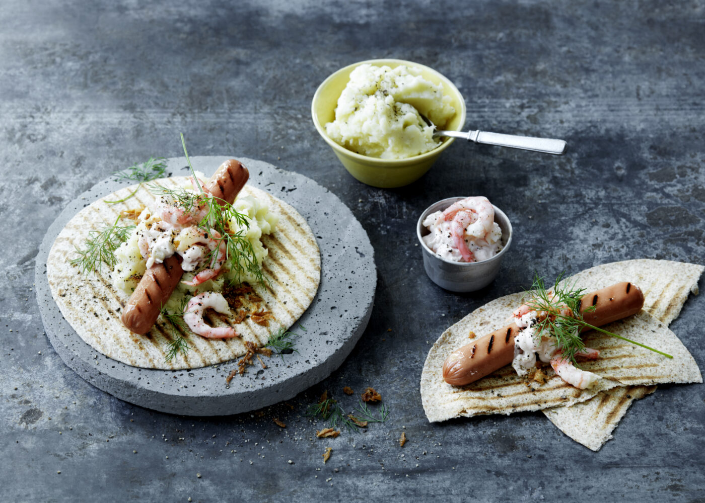 Grillpølse i wrap med potetmos, rekesalat og stekt løk