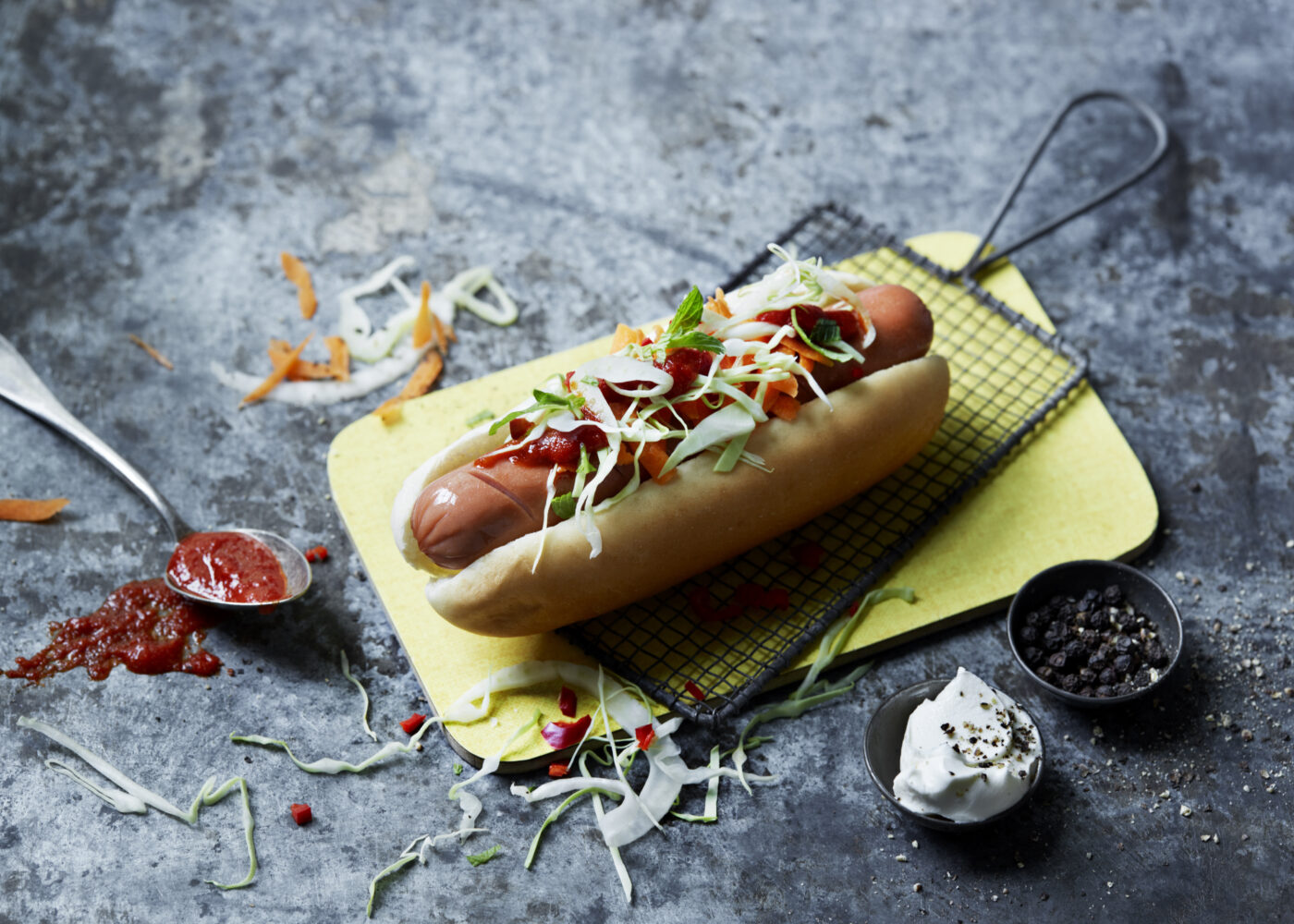 Grillpølse med kremost, råkostsalat og sriracha