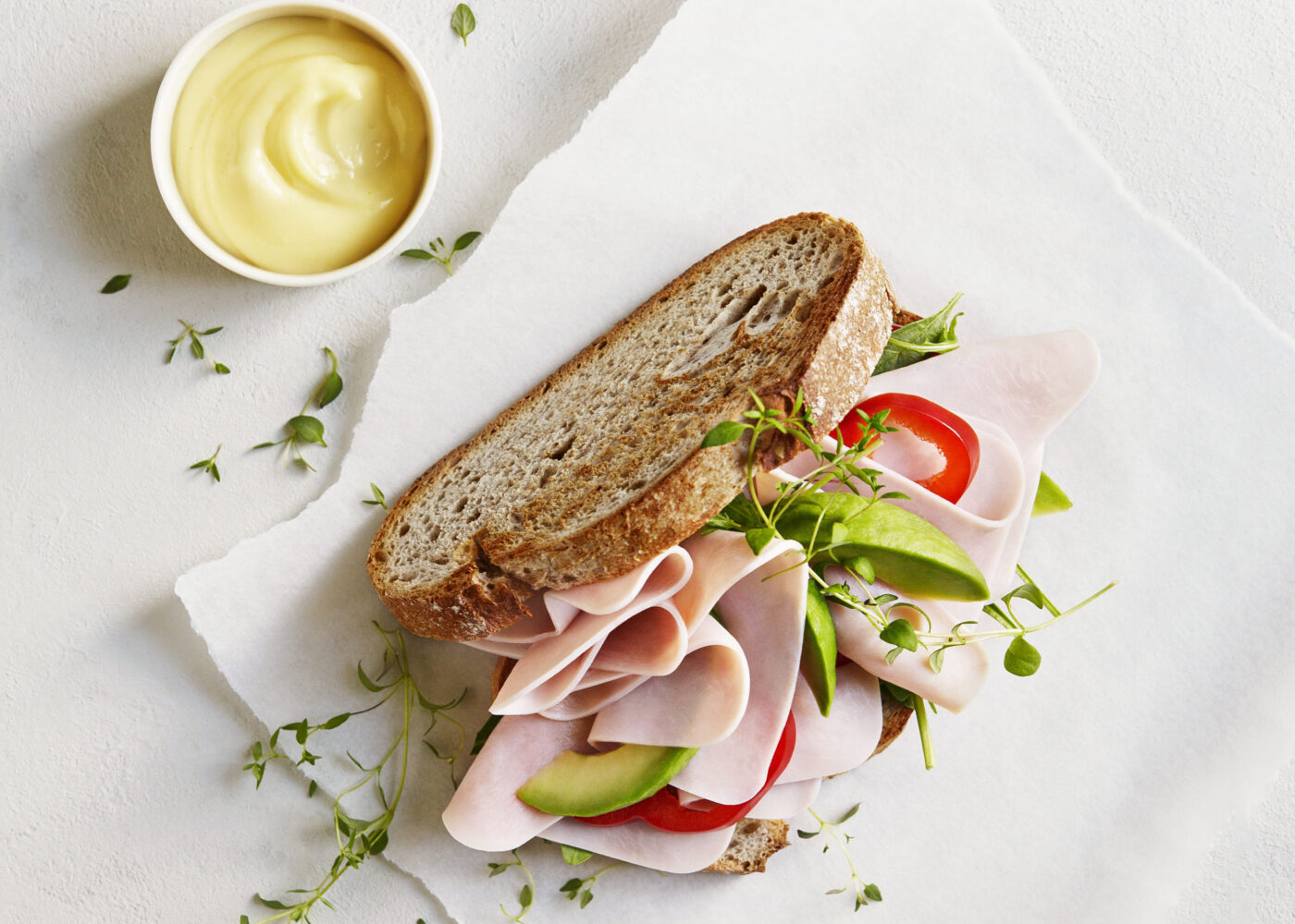 Prior Kalkunfilet pa landbrod med aioli avokado og paprika