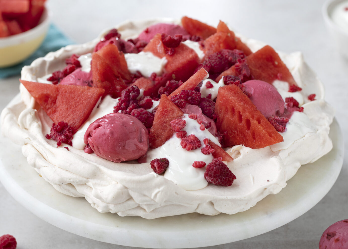 Sommerlig pavlova med melon og sorbet