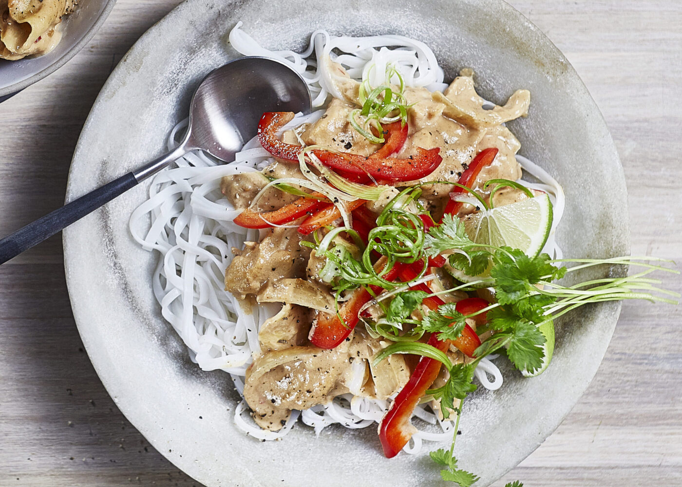 Strimlet kyllingfilet med peanottsaus